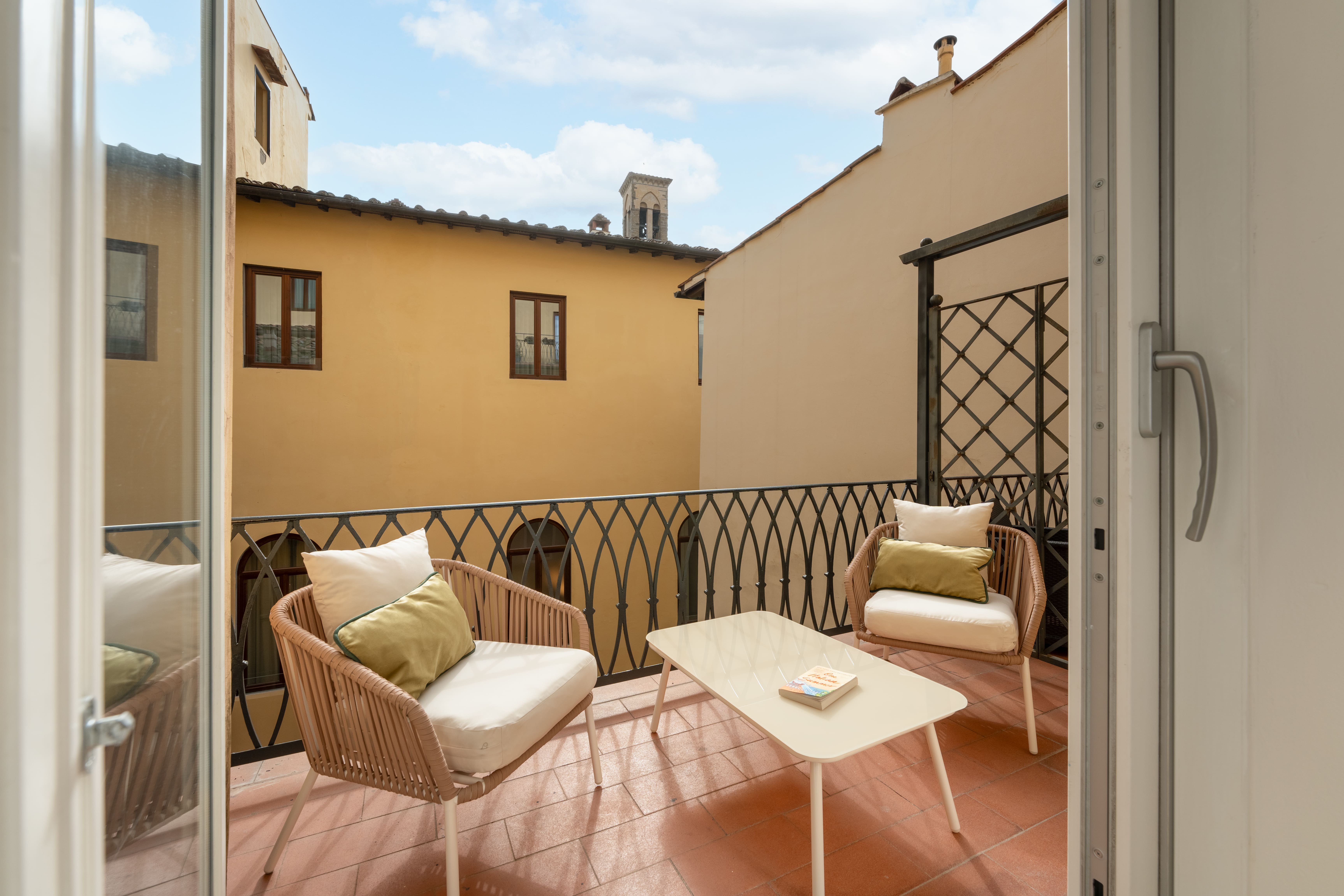 Palazzo Peruzzi Florence: Elegant 3-Bedroom Apartment with Balconies, Florence City Center