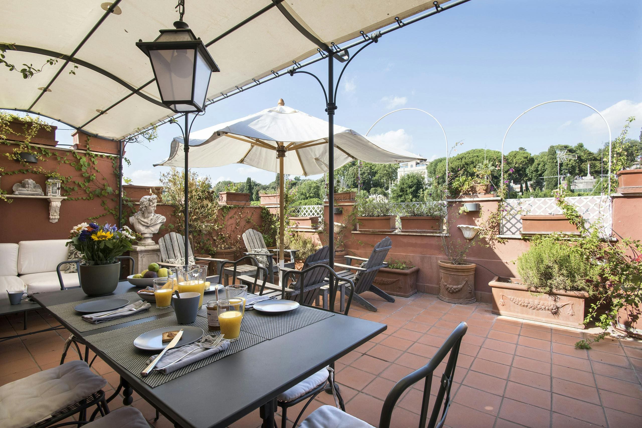 Palazzo Pincio Roma: 3-Bedroom Luxury Apartment with Artistic Design, Rome