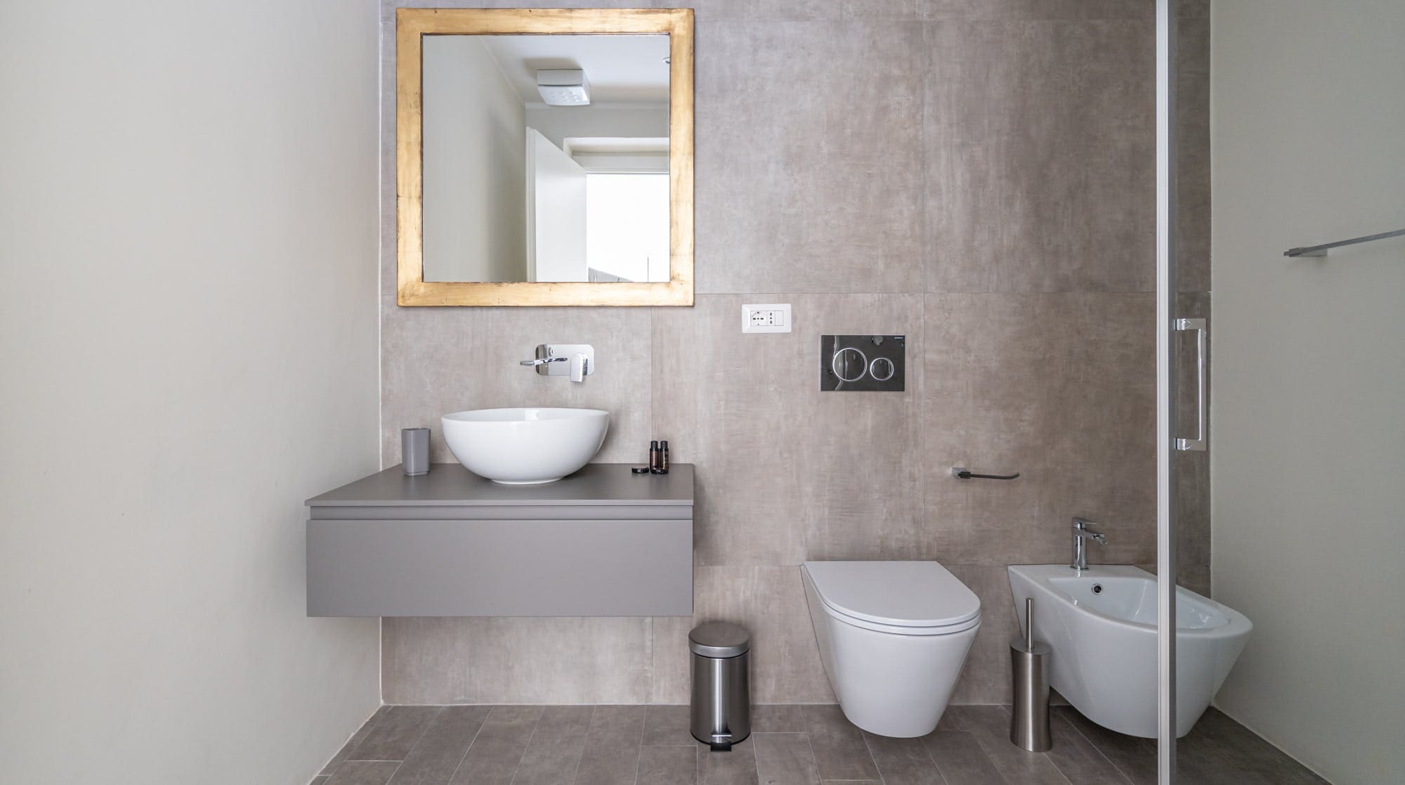 Palazzo Porcellino Florence: Sophisticated 4-Bedroom Apartment with Market Views, Ponte Vecchio