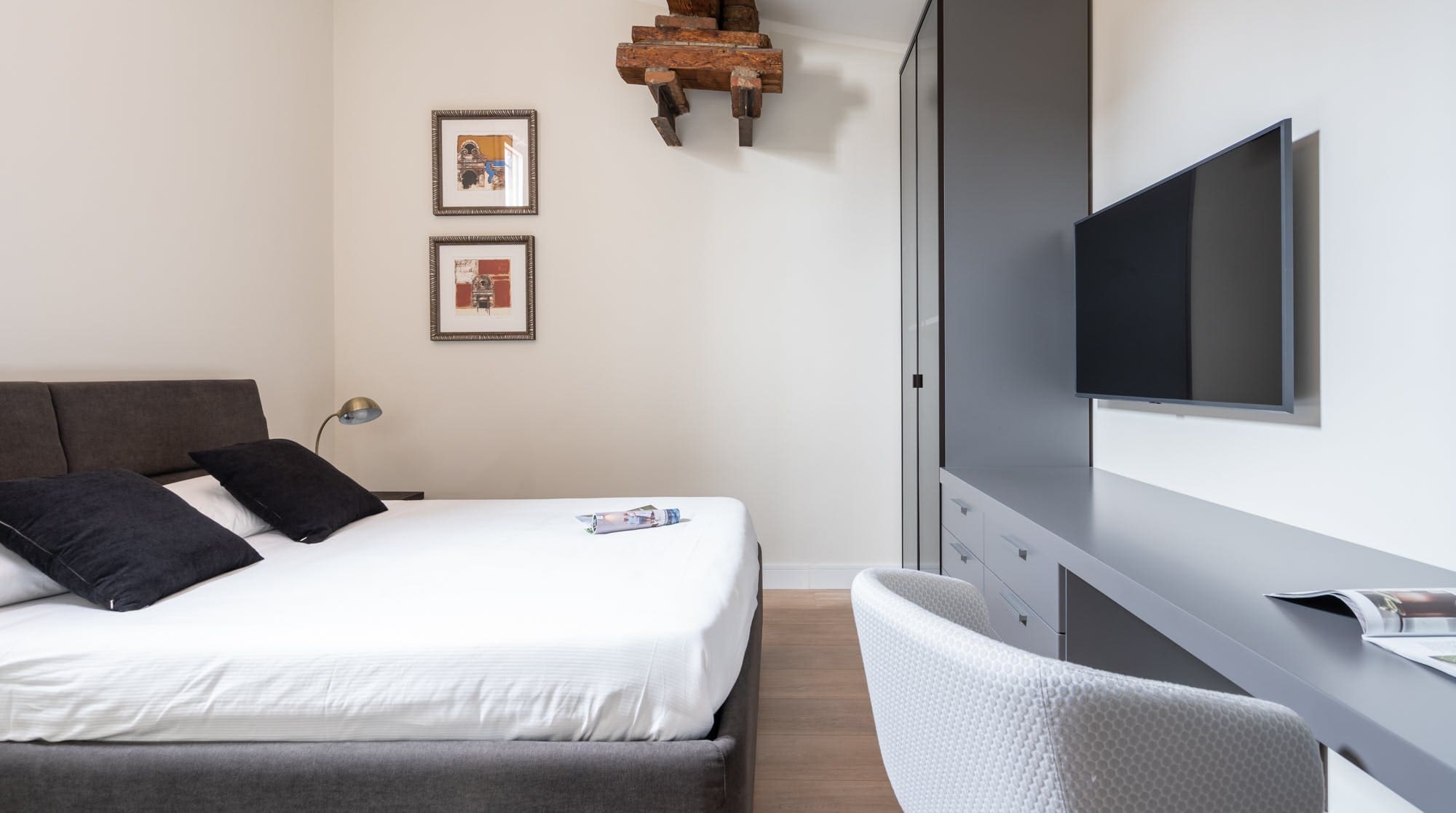 Palazzo Porcellino Florence: Sophisticated 4-Bedroom Apartment with Market Views, Ponte Vecchio