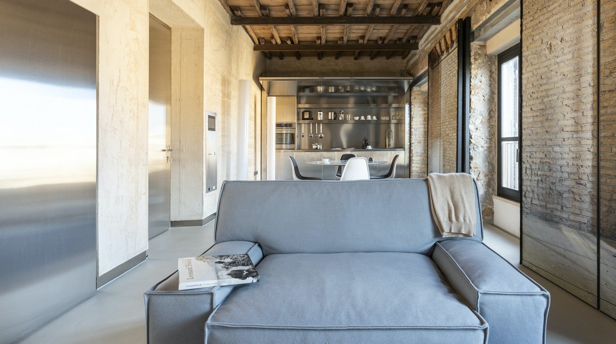 Palazzo Portico Ghetto: Luxury Apartment with Modern Design in The Jewish Quarter, Rome
