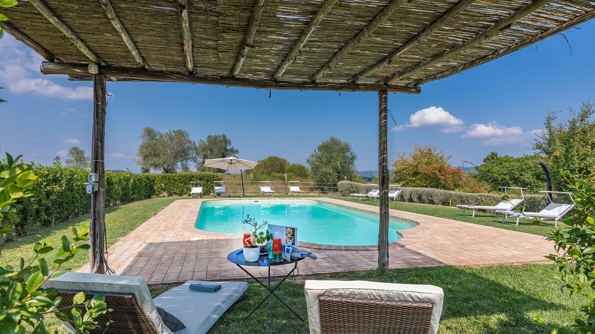 Palazzo Pozzarello Sarteano: Spacious 5-Bedroom Apartment with Pool and Countryside Views, Sarteano