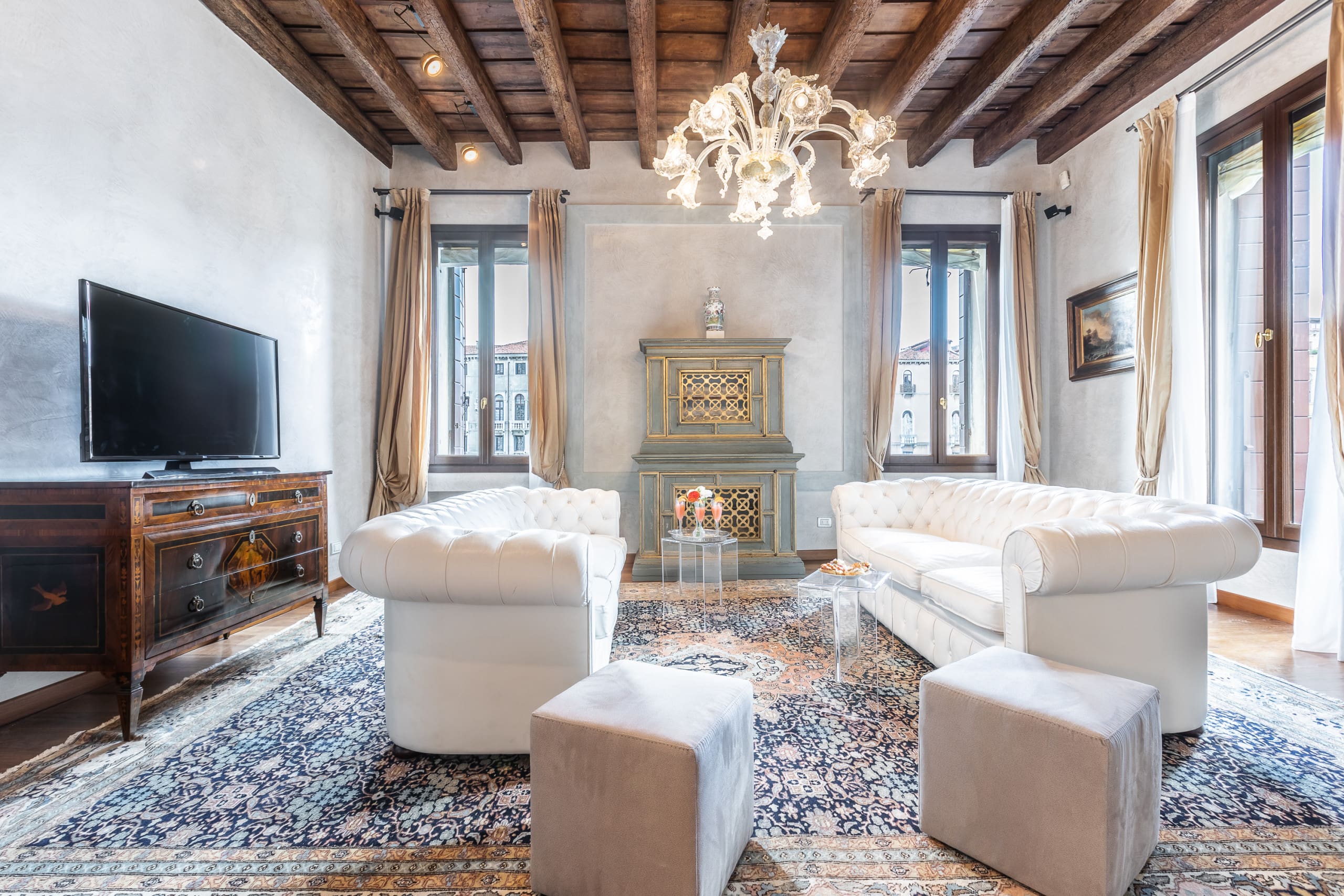 Palazzo Pozzo SanMarco: Elegant 3-Bedroom Apartment with Canal Access, Venice