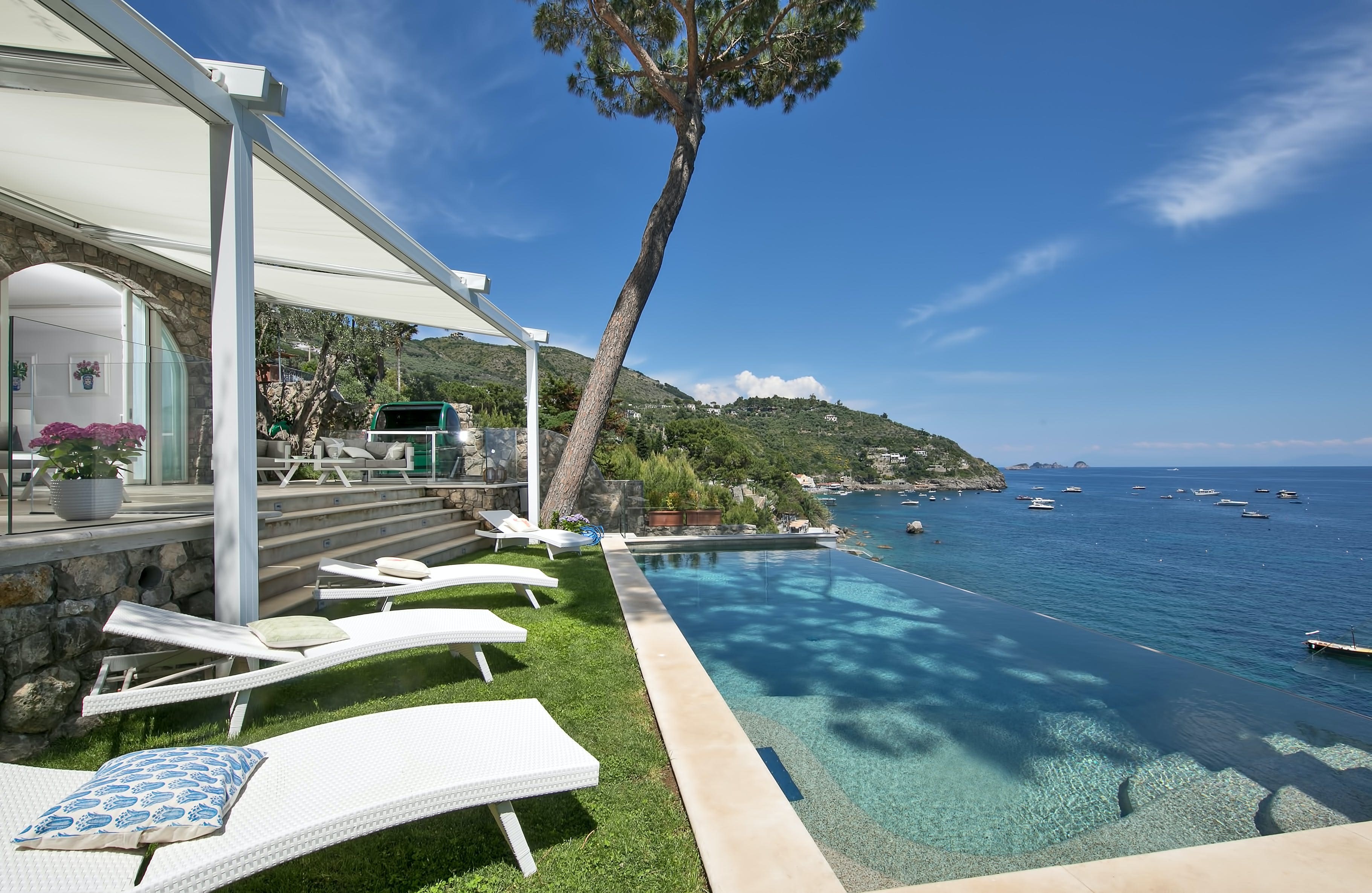 Palazzo Punta Sorrento: Spacious 6-Bedroom Apartment with Infinity Pool and Seaviews, Sorrento