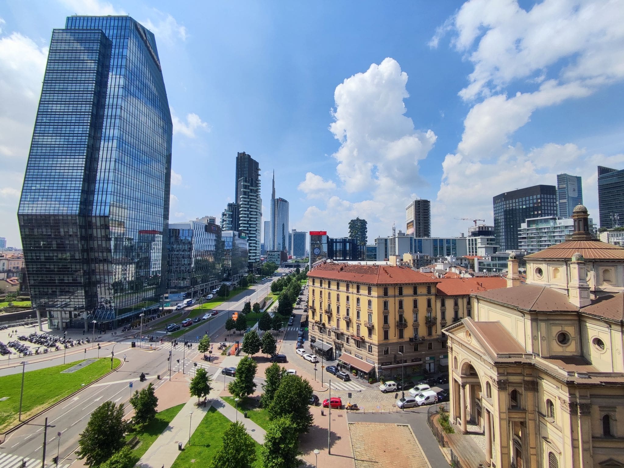 Palazzo Repubblica Milan: Elegant 3-Bedroom City Apartment with Panoramic Views in Central Milan Italy