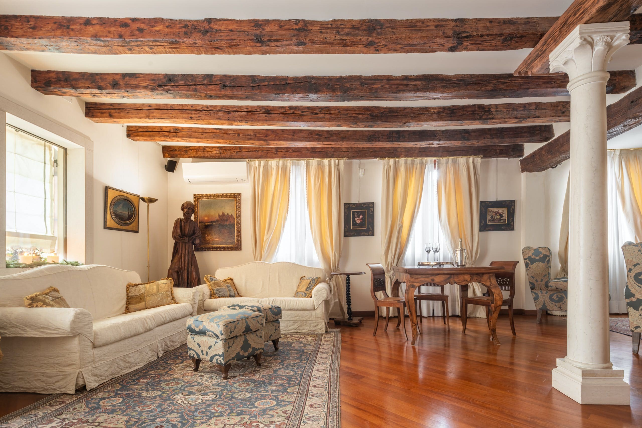 Palazzo Rialto Venezia: Elegant 3-Bedroom Apartment with Seaview, Rialto Venice