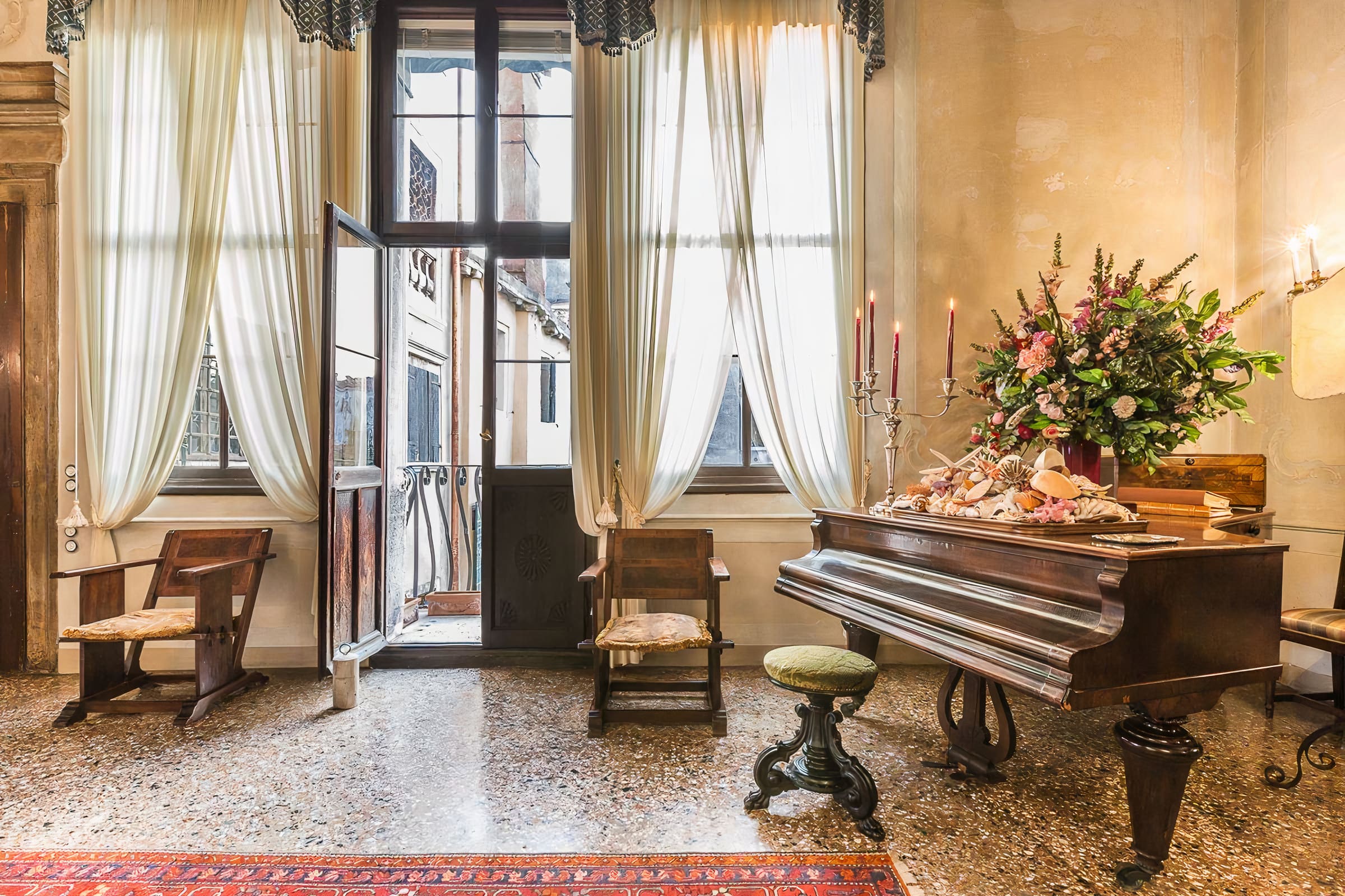 Palazzo Rialto Venezia Rialto 2: Spacious 4-Bedroom Luxury Apartment with Canal Views, Venice
