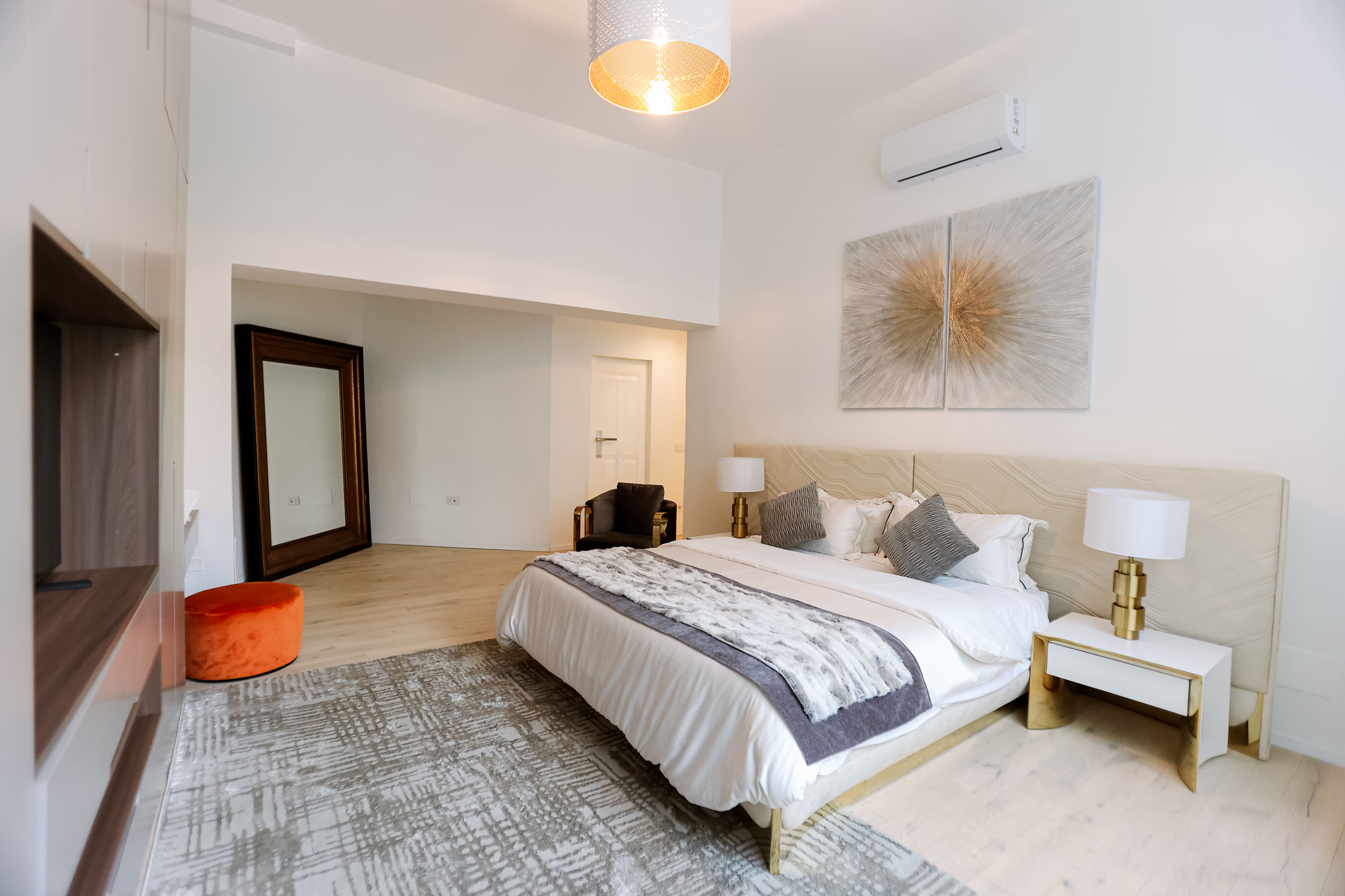 Palazzo San Giovanni: Chic 2-Bedroom Apartment with Air-Con, Florence