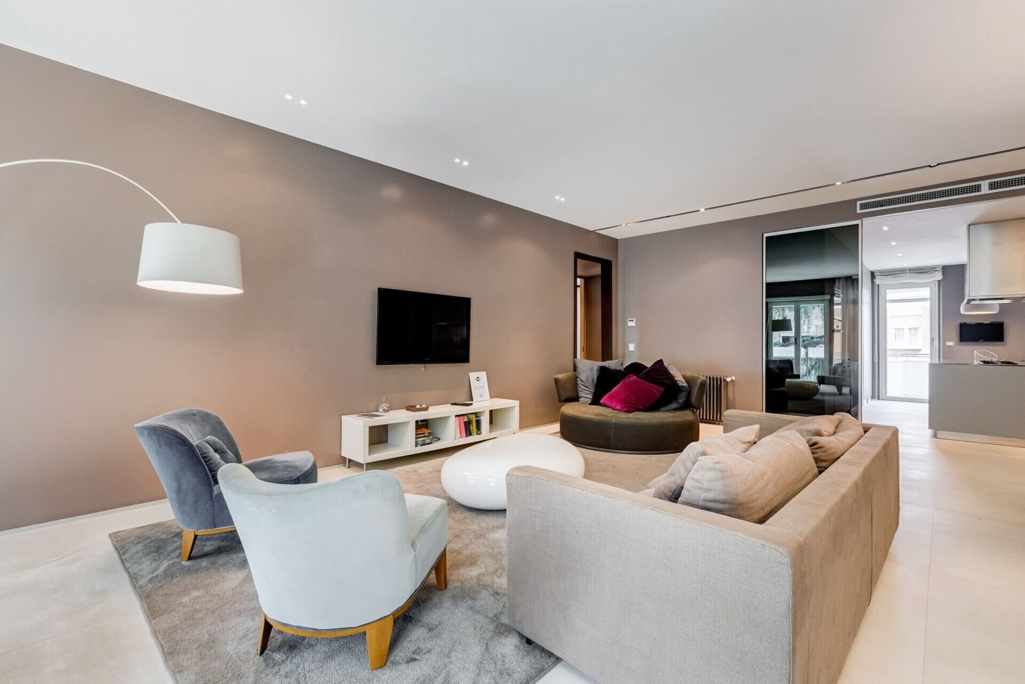 Palazzo San Lorenzo: Spacious 3-Bedroom Luxury Apartment with Family-Friendly Features, Rome