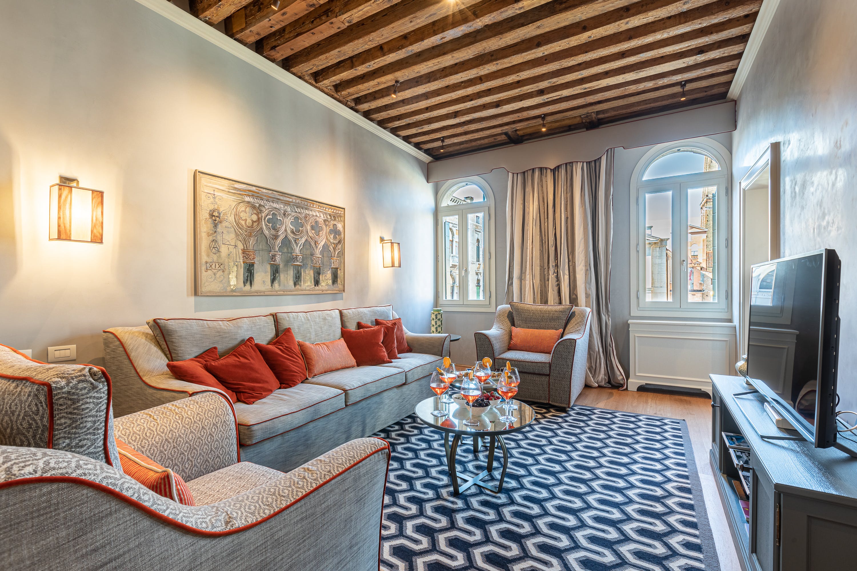 Palazzo San Maurizio: Elegant 2-Bedroom Apartment with Seaview, San Marco