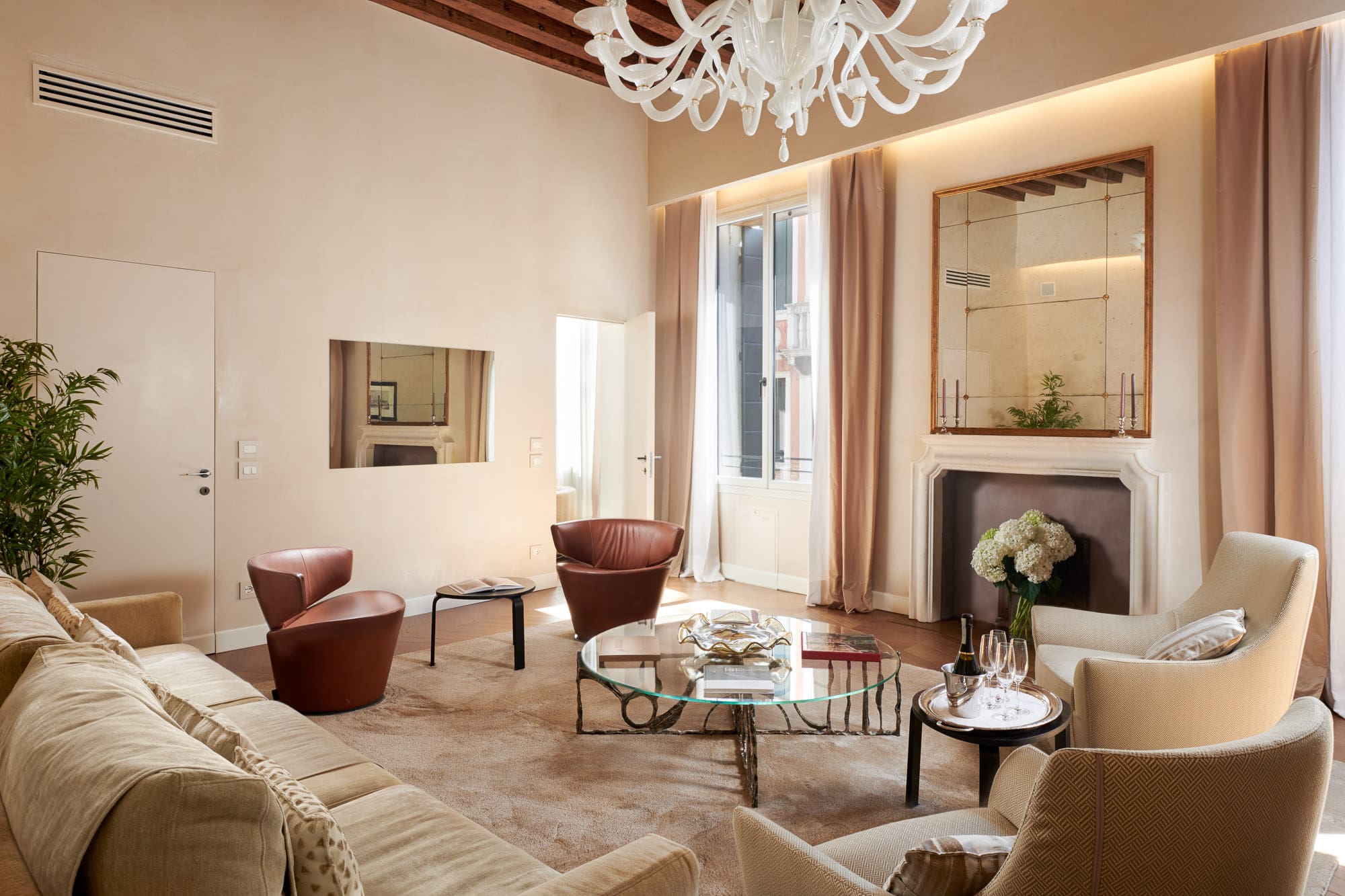 Palazzo San Polo Rialto: Luxury 2-Bedroom Apartment with Canal Views, Rialto, Venice