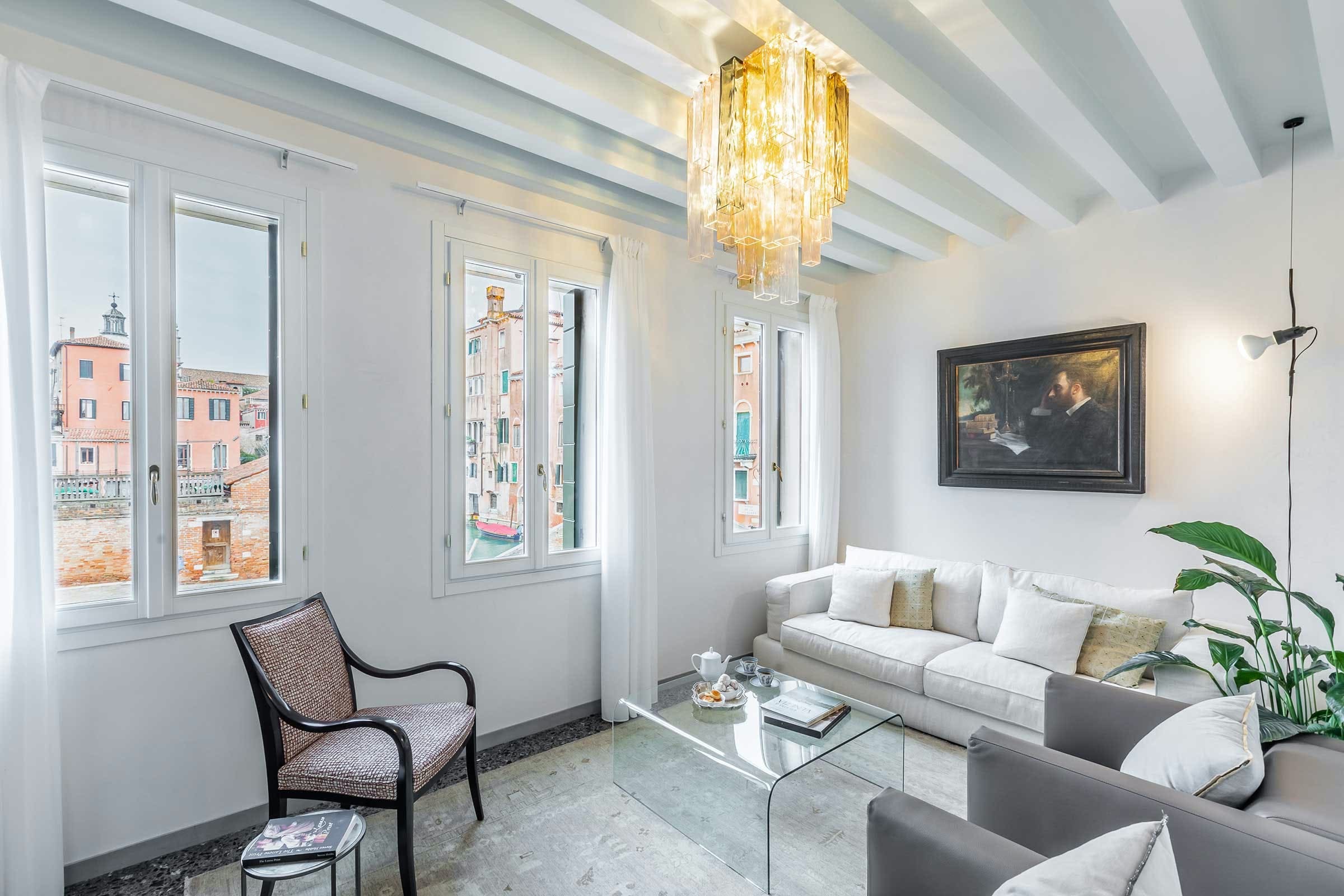 Palazzo San Trovaso Dorsoduro: Spacious 4-Bedroom Apartment with Seaview in Dorsoduro, Venice