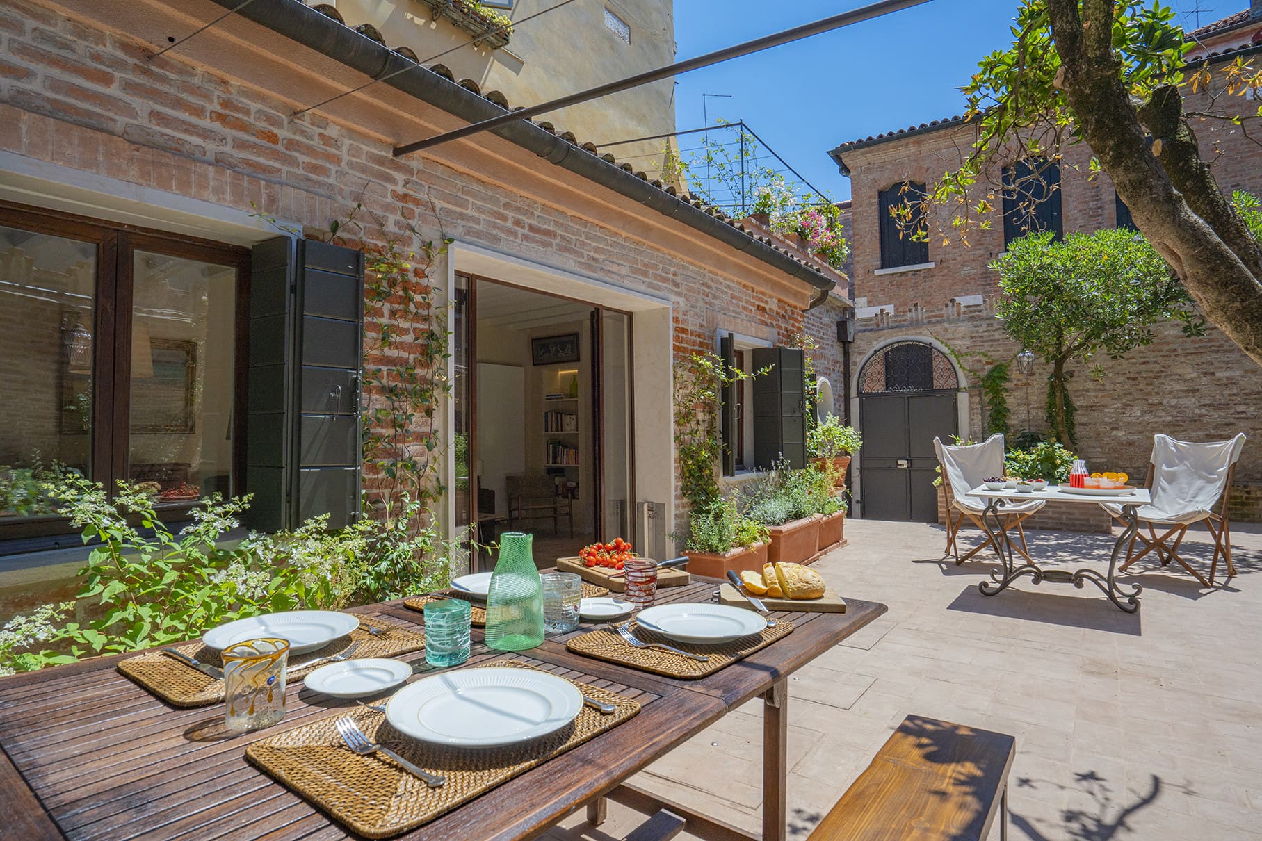 Palazzo San Trovaso: Luxury 3-Bedroom Apartment with Seaview, Dorsoduro Venice