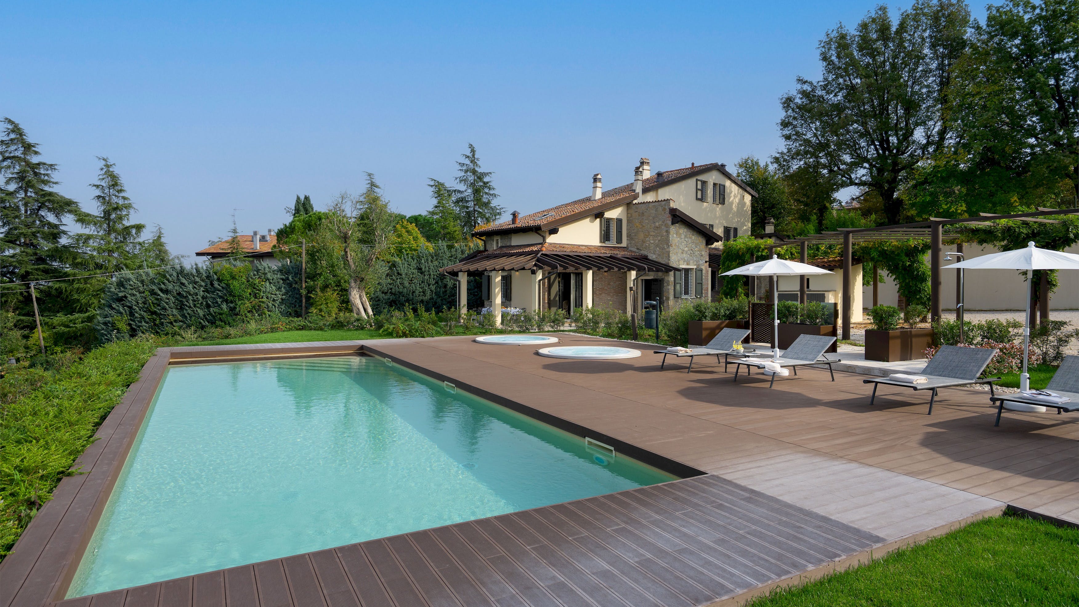 Palazzo Sanluca Bologna: Spacious 4-Bedroom Luxury Apartment with Pool, Bologna