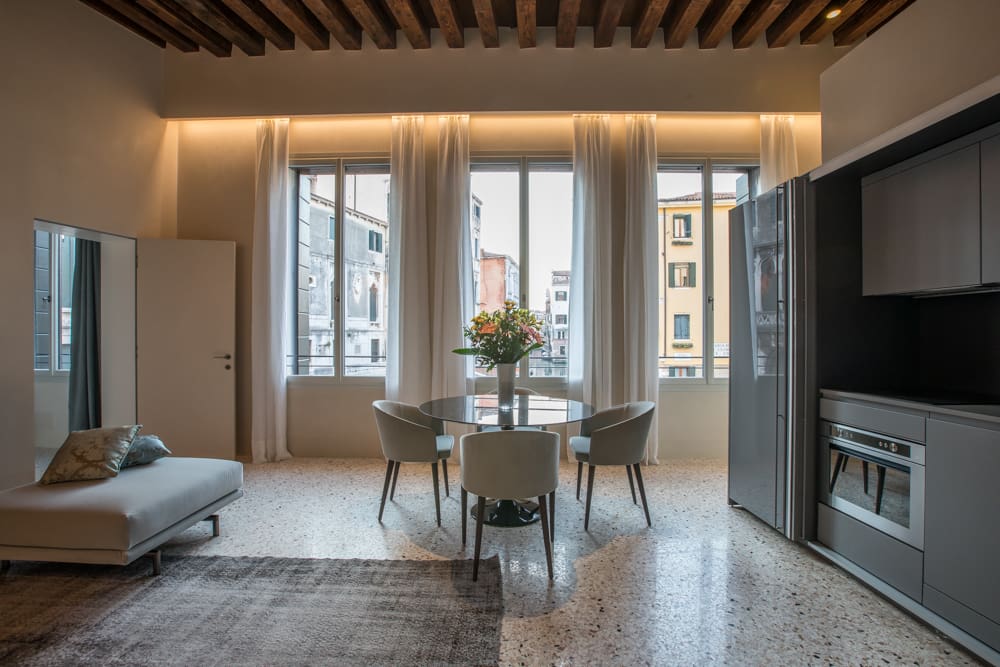 Palazzo SanPolo Venezia: Chic 2-Bedroom Apartment with Canal Views, Rialto Venice
