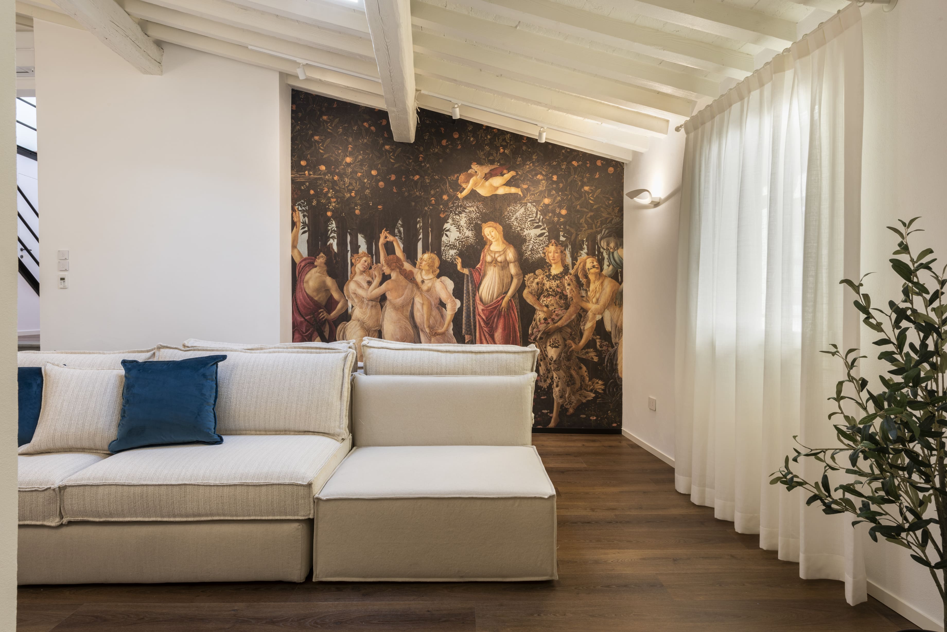Palazzo Santa Croce Firenze: Chic 4-Bedroom Apartment with Hot Tub, Santa Croce Florence