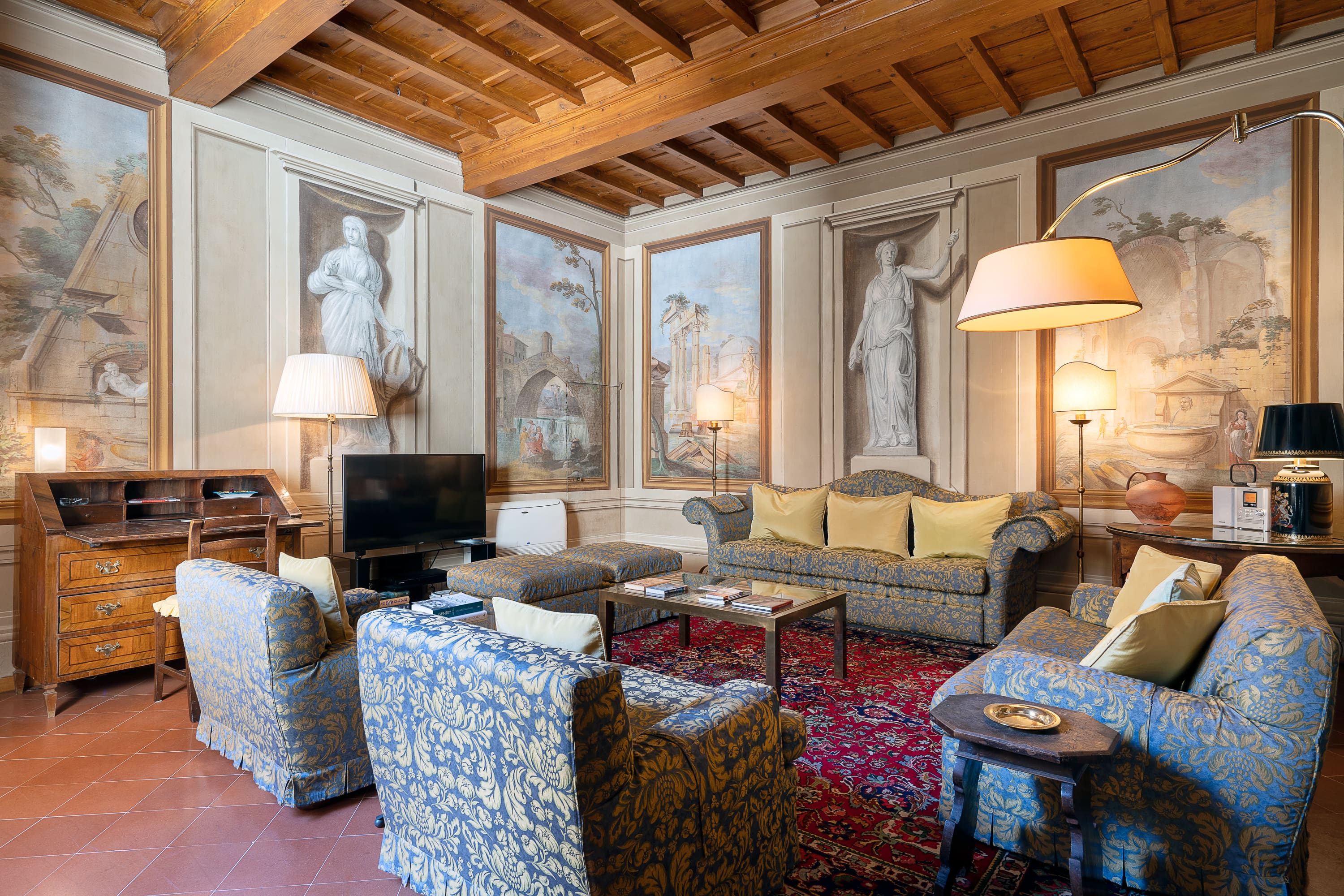 Palazzo Santi Santa Croce: Lavish 3-Bedroom Apartment with Historic Charm, Santa Croce Florence