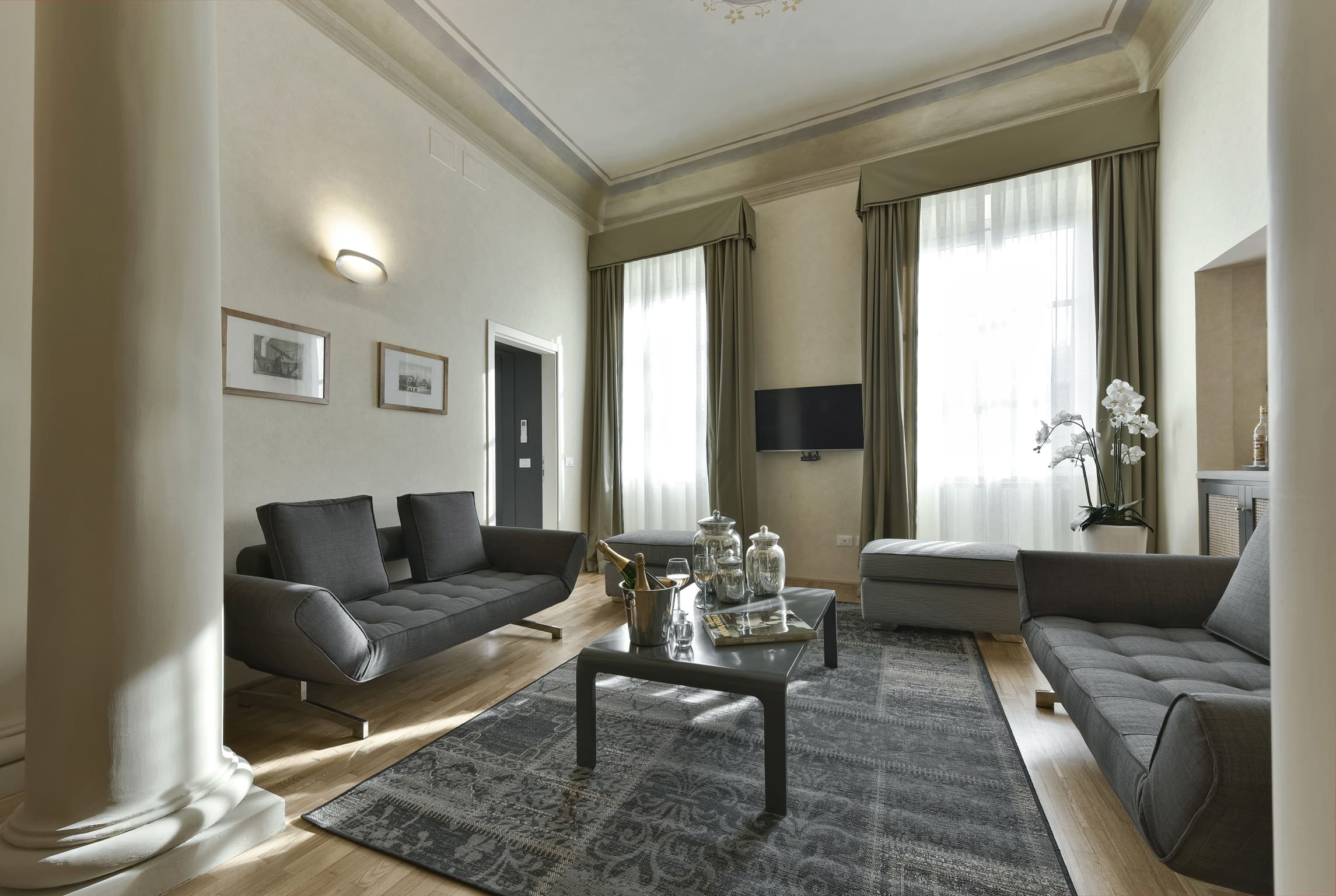 Palazzo Santo Spirito Florence: Elegant 4-Bedroom Apartment with Sauna and Air-Con, Florence