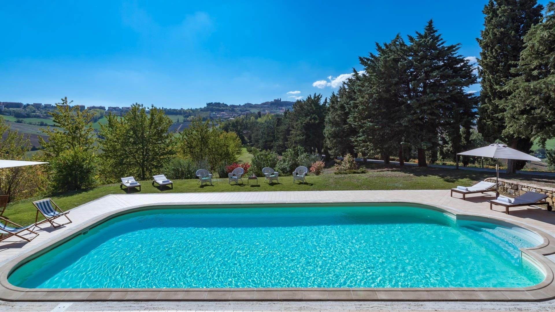 Palazzo Sanvicino Camerino: Spacious 7-Bedroom Luxury Apartment with Pool, Marche Countryside