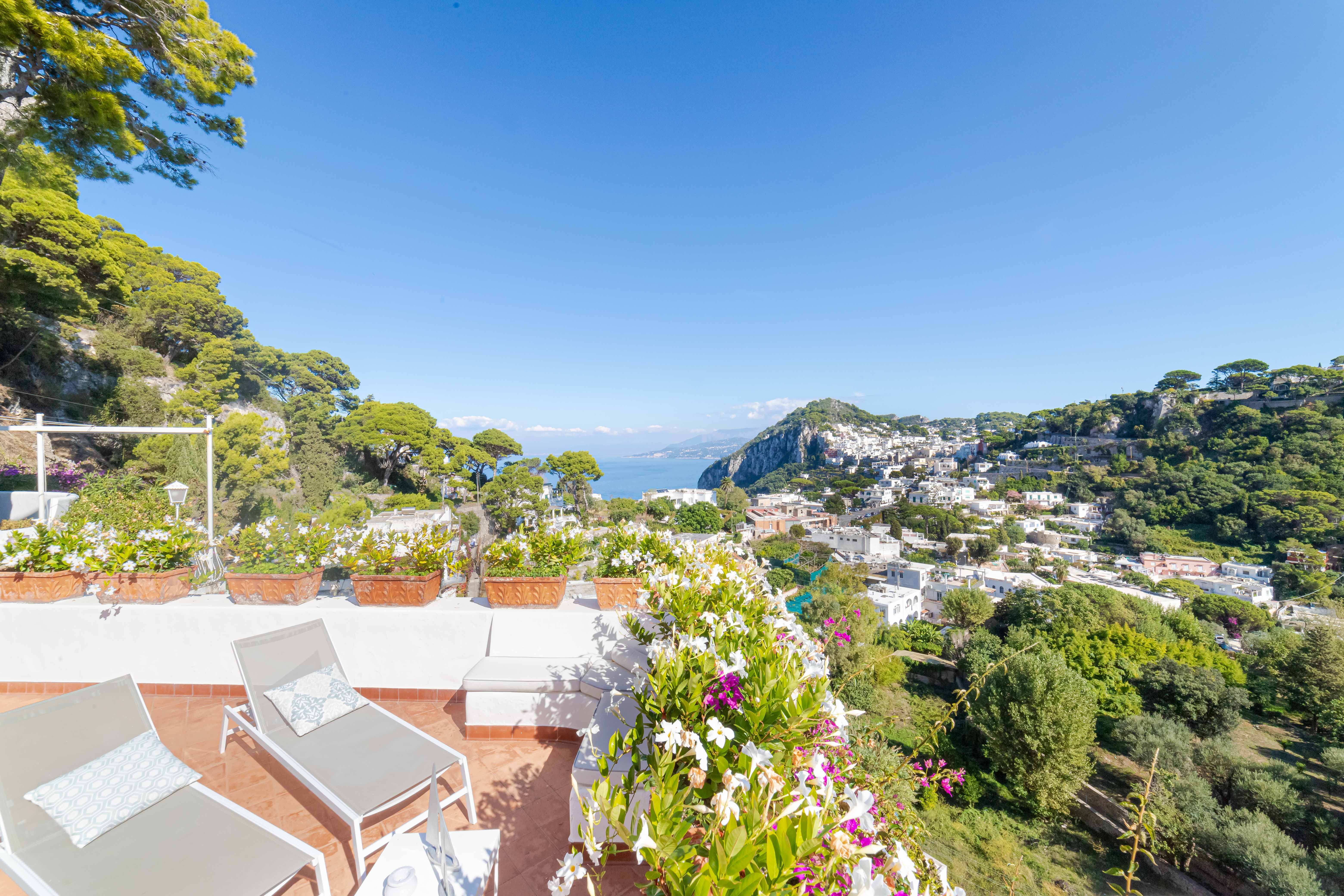 Palazzo Saraceno Capri: Charming 3-Bedroom Apartment with Sea Views, Capri