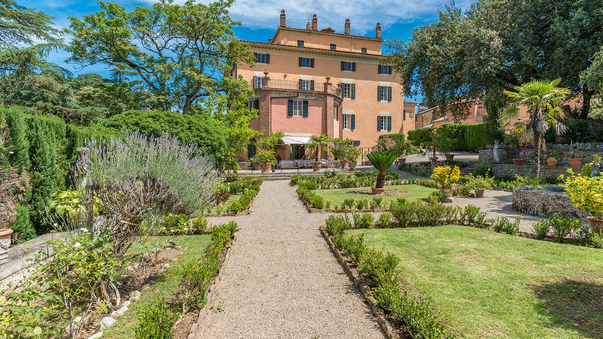 Palazzo Sarteano Umbria: Luxury 10-Bedroom Apartment with Pool and Seaview, Sarteano