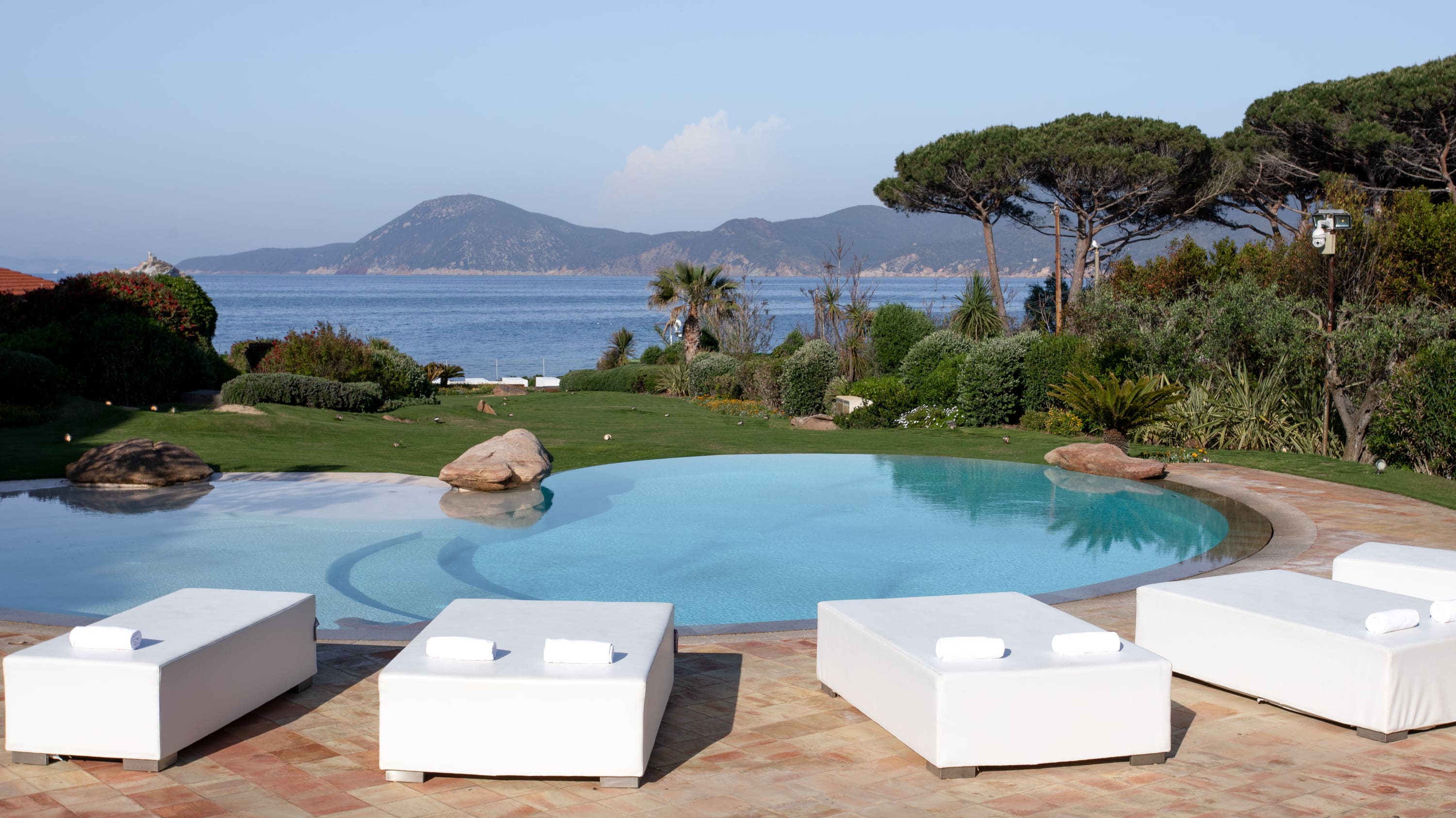 Palazzo Scirocco Livorno: Luxury 4-Bedroom Apartment with Infinity Pool, Elba Island