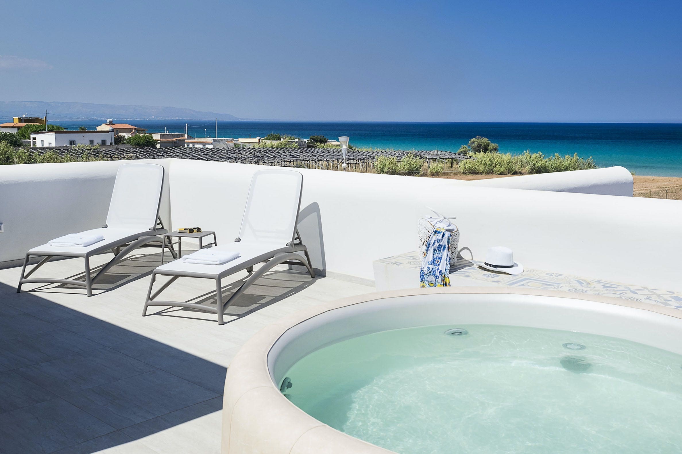 Palazzo Scirocco Noto Val di Noto: Luxury 3-Bedroom Apartment with Seaview and Pool, Val di Noto