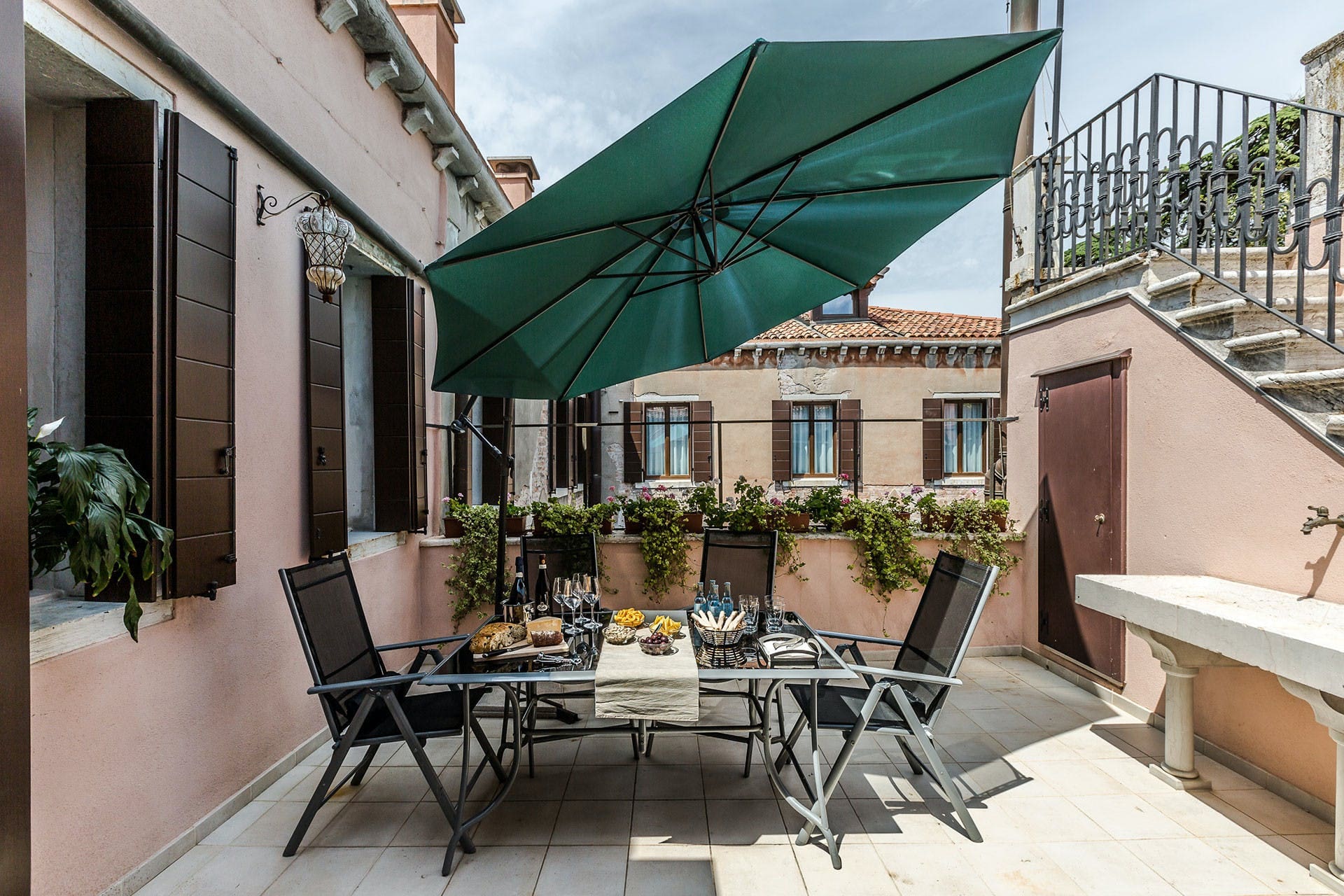 Palazzo Sestiere Castello: Elegant 6-Bedroom Apartment with Seaview and Air-Con, Venice