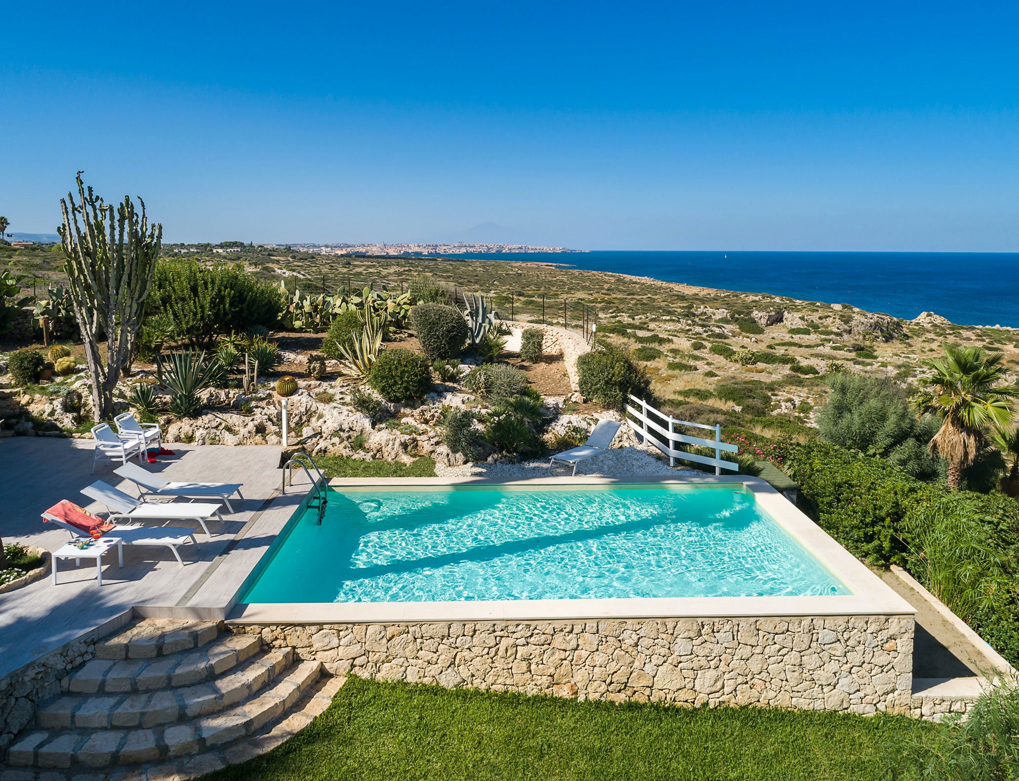 Palazzo Sirocco Syracuse Syracuse: Elegant 4-Bedroom Apartment with Pool and Seaview, Syracuse