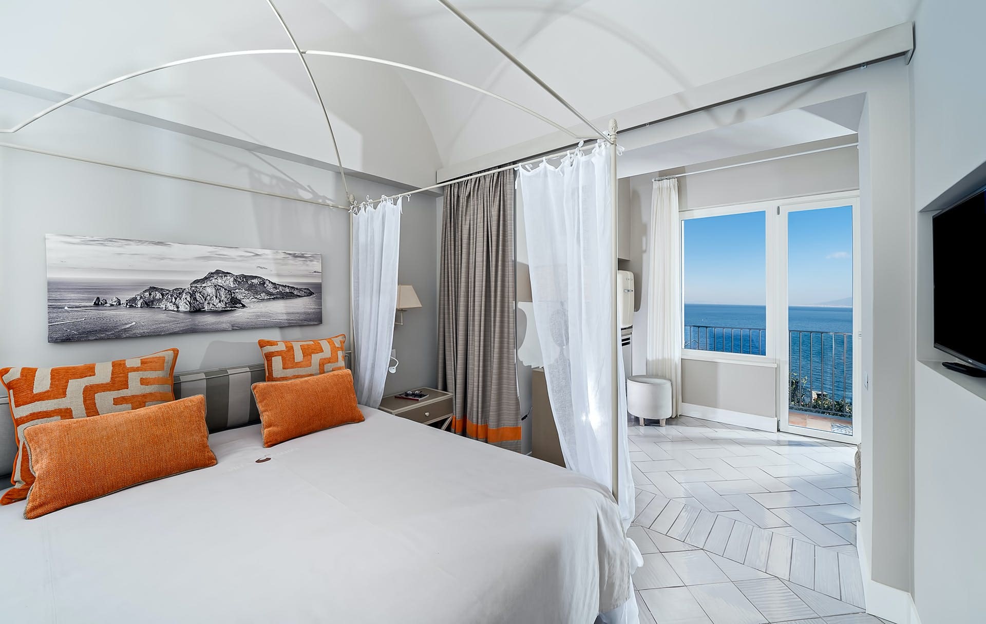 Palazzo Tasso Sorrento: Elegant 4-Bedroom Apartment with Seaview and Hot Tub, Sorrento