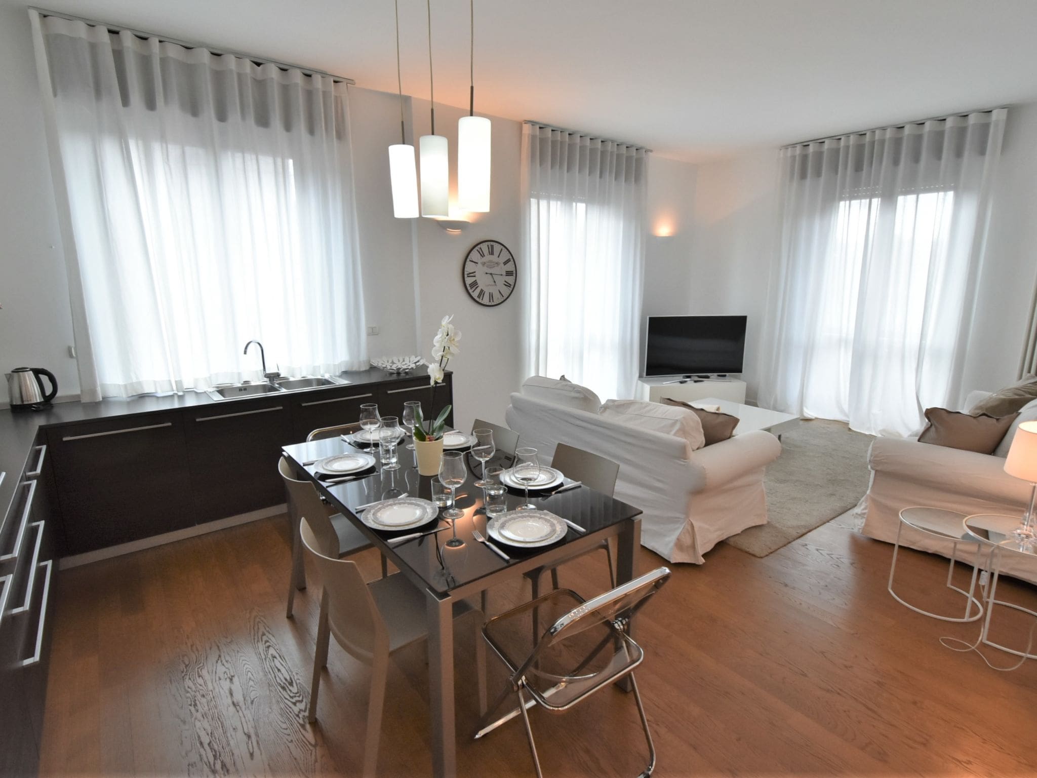 Palazzo Ticinese Milano: Spacious 3-Bedroom City Apartment in Navigli District with Modern Amenities and Balconies