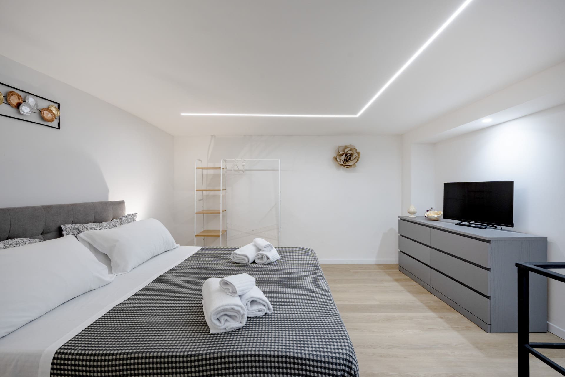 Palazzo Tramonto Bari: One-Bedroom Apartment with Seaview and Patio, Bari