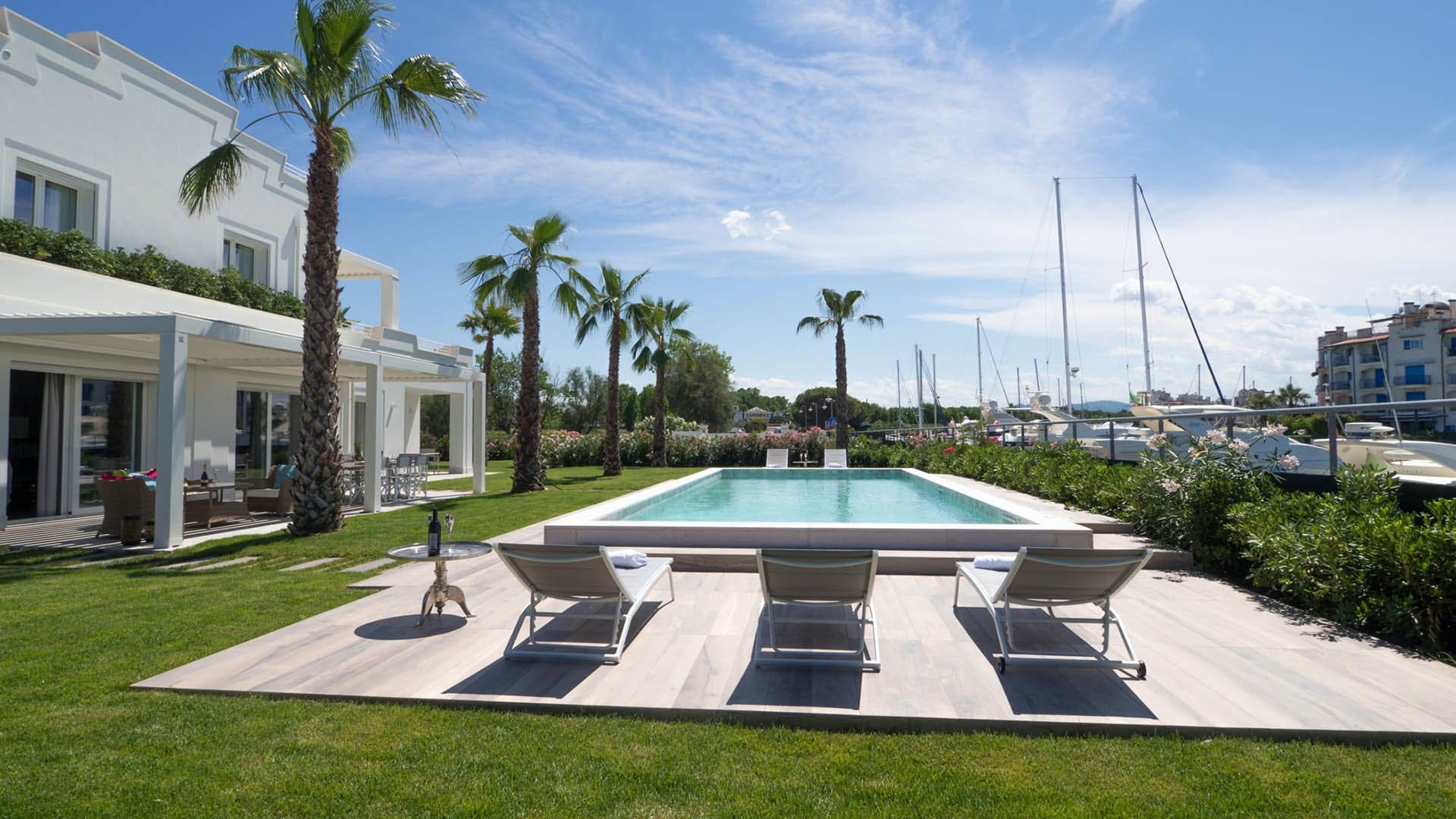 Palazzo Tramonto Rimini: Spacious 6-Bedroom Apartment with Seaview and Pool, Rimini