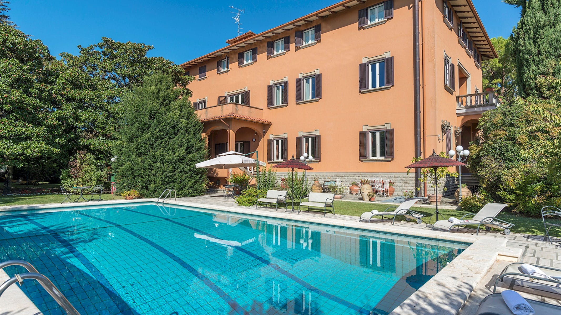 Palazzo Trasimeno Corciano: 8-Bedroom Luxury Apartment with Pool and Tennis Court, Perugia