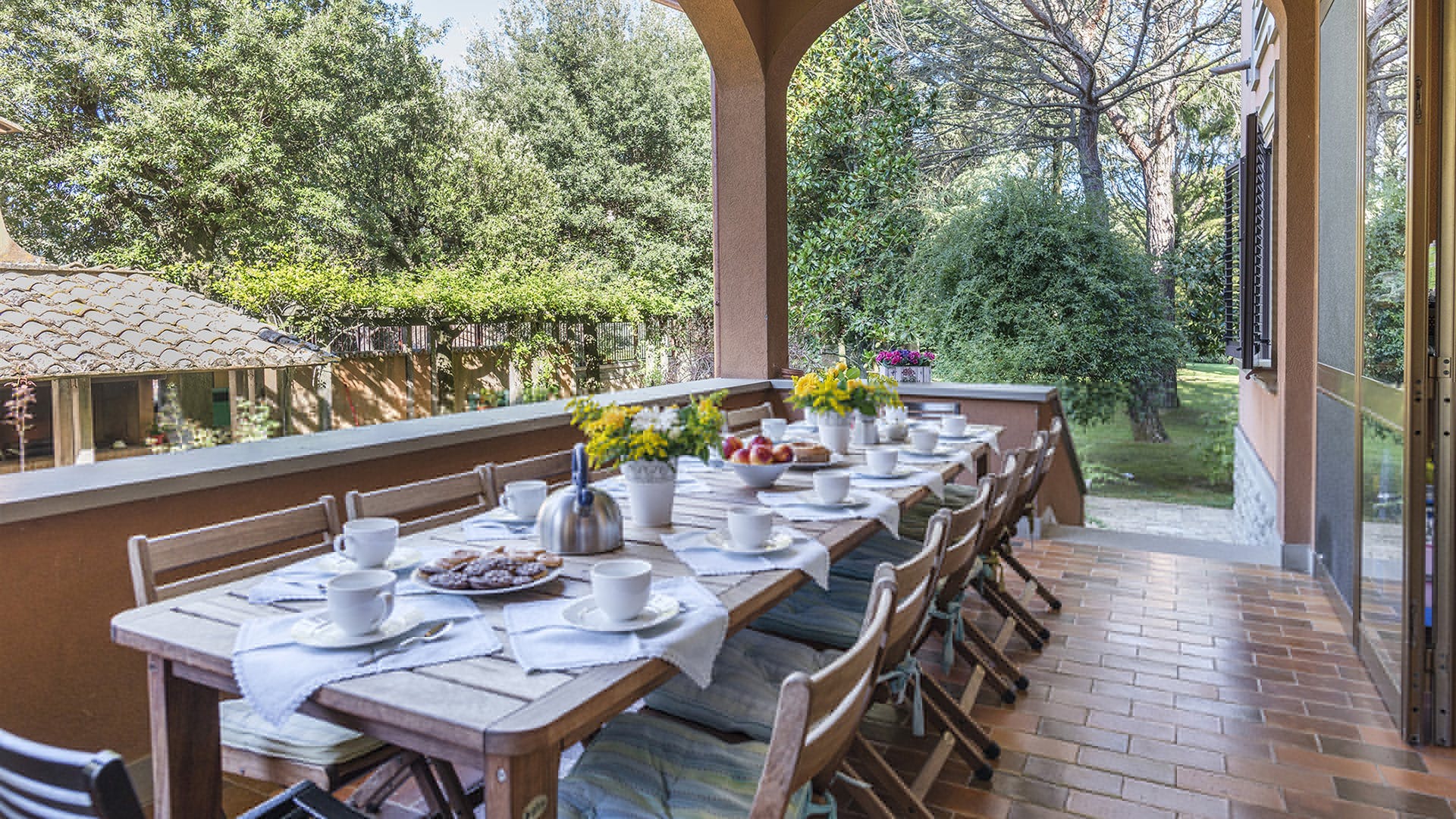 Palazzo Trasimeno Corciano: 8-Bedroom Luxury Apartment with Pool and Tennis Court, Perugia