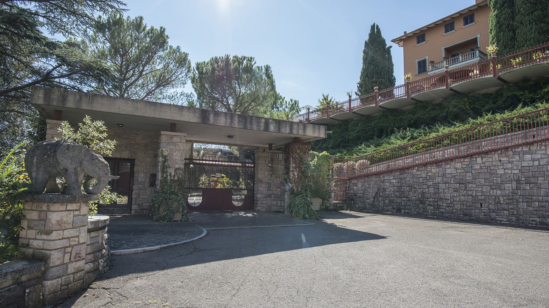 Palazzo Trasimeno Corciano: 8-Bedroom Luxury Apartment with Pool and Tennis Court, Perugia