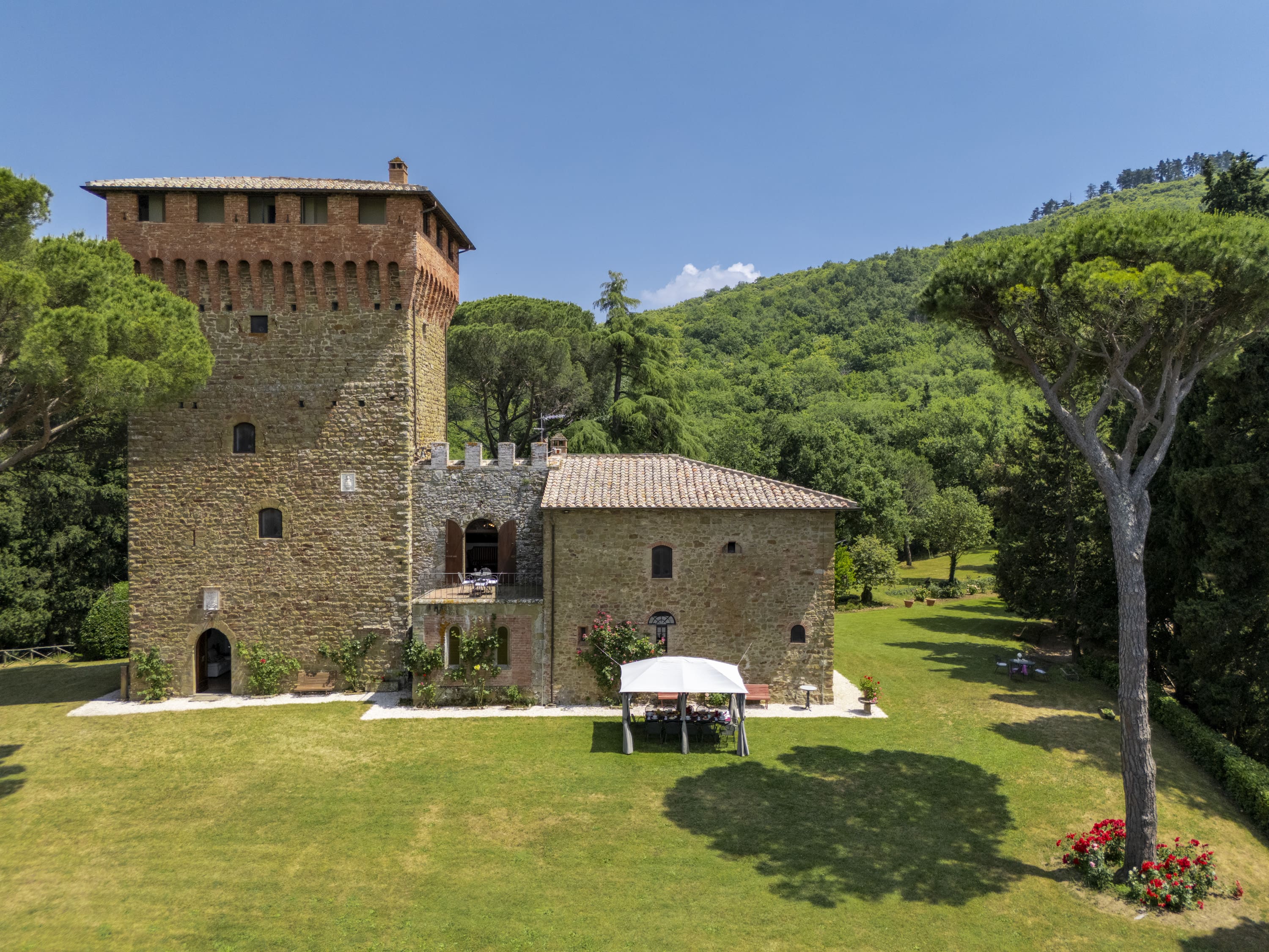 Palazzo Trasimeno Sarteano: Spacious 9-Bedroom Apartment with Private Pool, Umbria