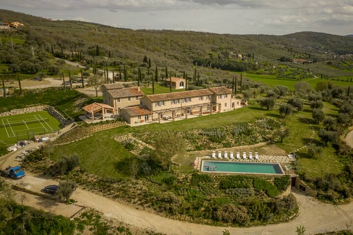 Palazzo Trasimeno Umbria: Spacious 8-Bedroom Apartment with Pool and Lake Views, Umbria