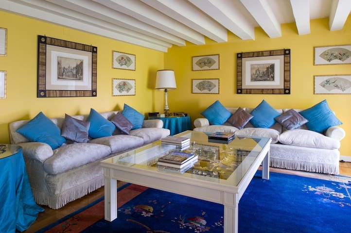 Palazzo Zattere Dorsoduro Dorsoduro 2: Elegant 3-Bedroom Apartment with Seaviews, Dorsoduro, Venice