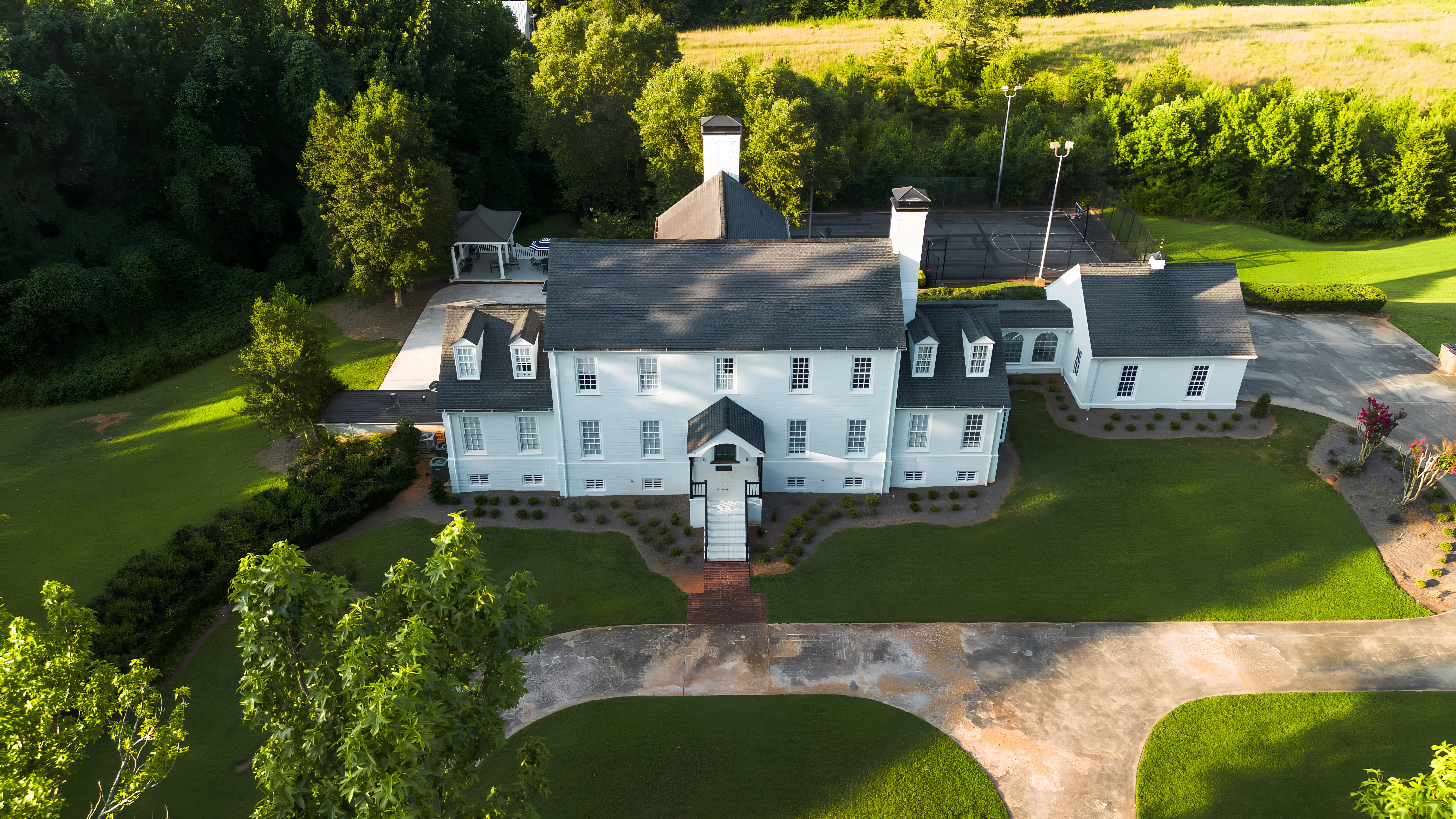 Peach State Manor: Luxury Apartment Atlanta: 6-Bedroom Retreat with Pool and Hot Tub