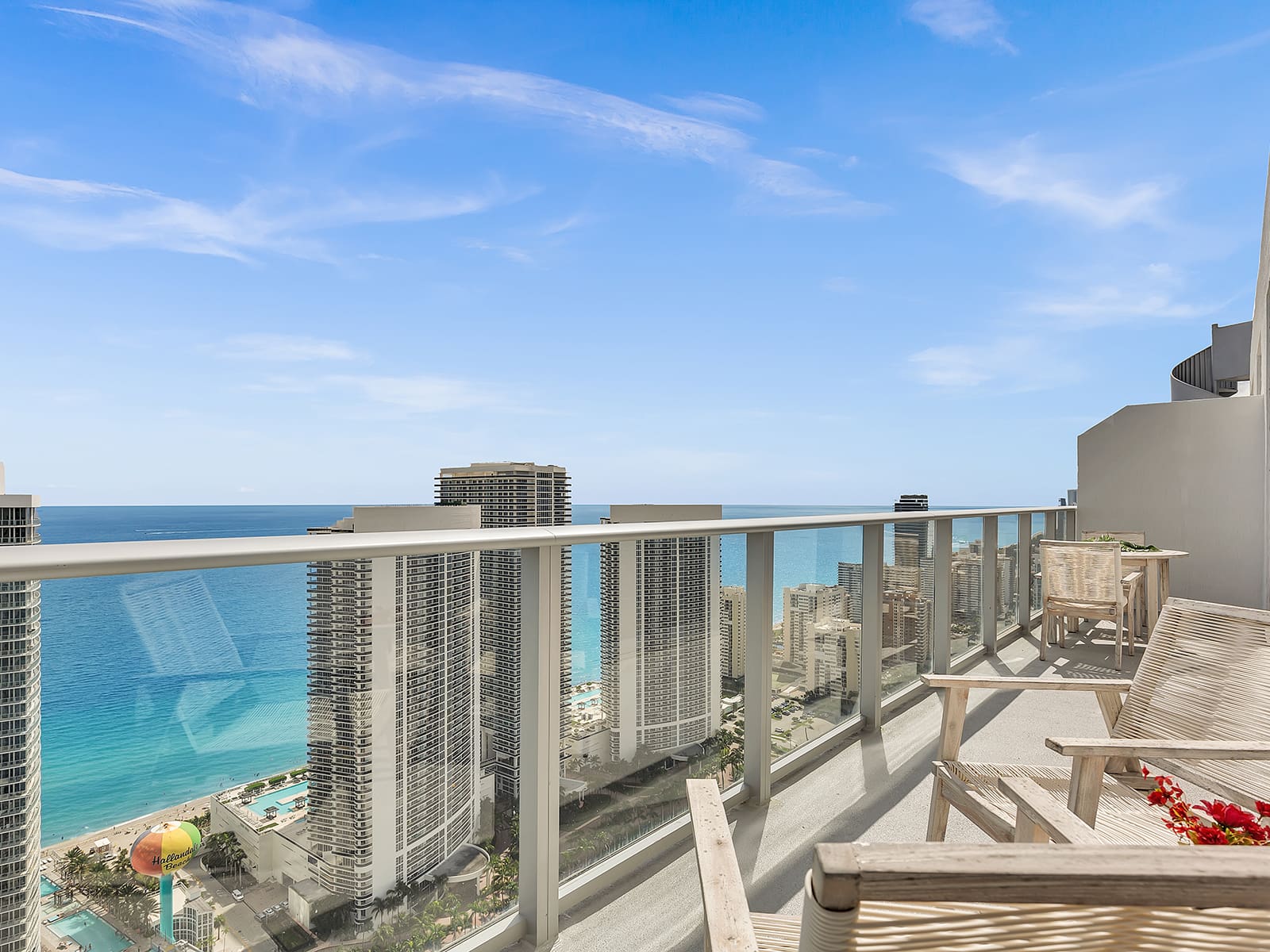 Penthouse Oleta Hollywood: Stunning 2-Bedroom Penthouse with Infinity Pool and Seaview, Hollywood