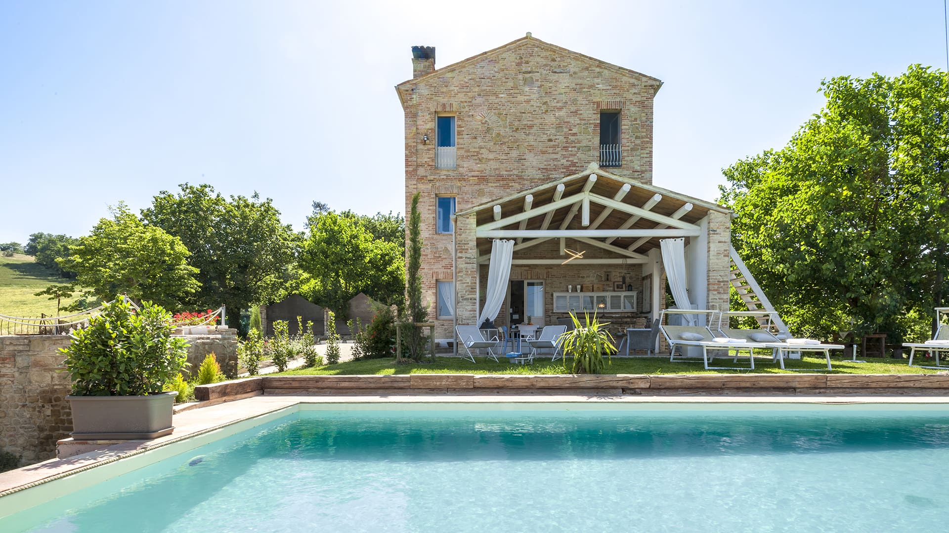 Poggio Verde: Luxury Apartment with Swimming Pool, Marche Italy