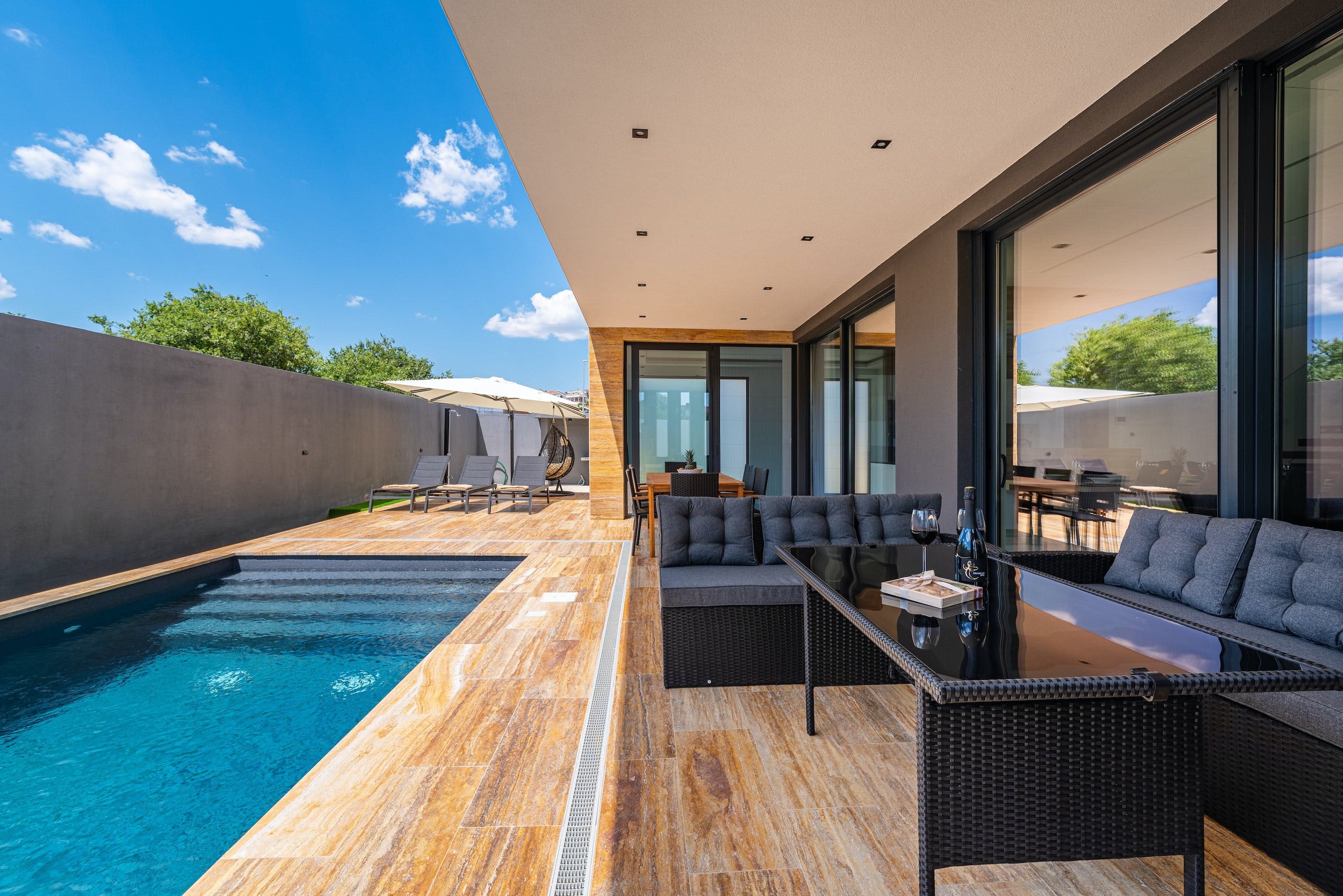 Pogled na More: Luxury 4-Bedroom Villa with Private Pool and Seaview, Zadar