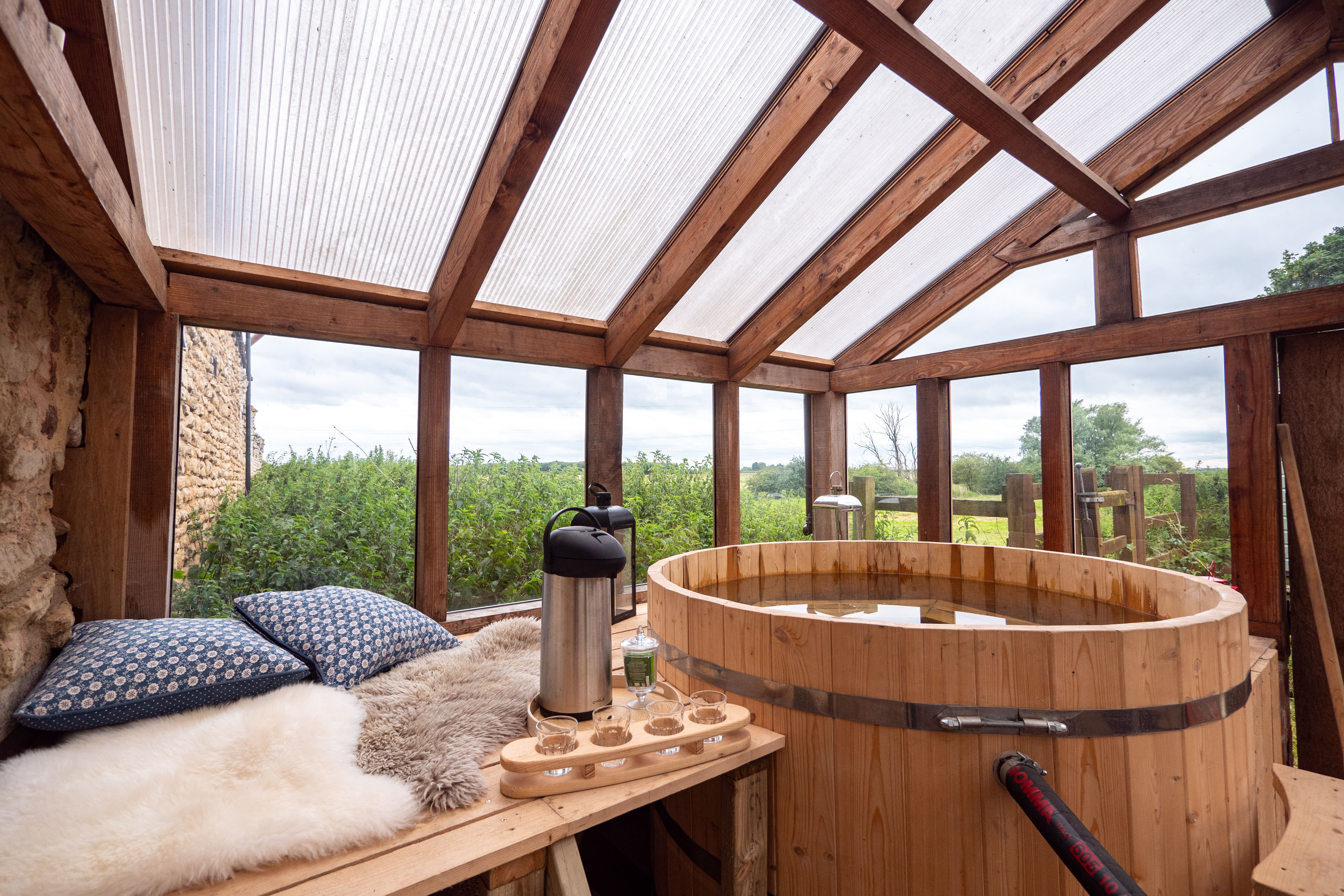 Ponies Rest Cottage: 6-Bedroom Victorian Cottage Rental North Lincolnshire with Hot Tub and Nature Reserve Views