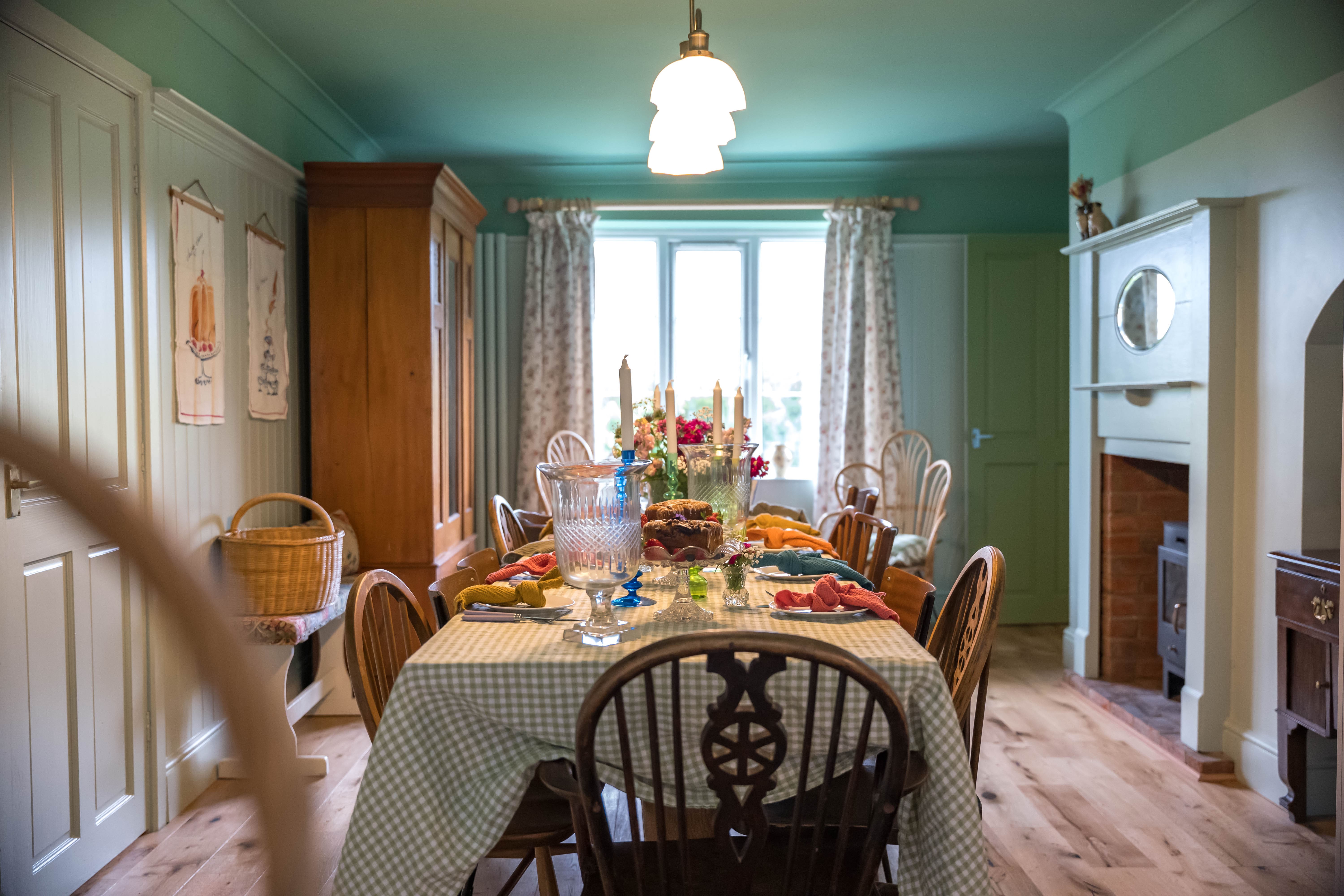 Ponies Rest Cottage: 6-Bedroom Victorian Cottage Rental North Lincolnshire with Hot Tub and Nature Reserve Views