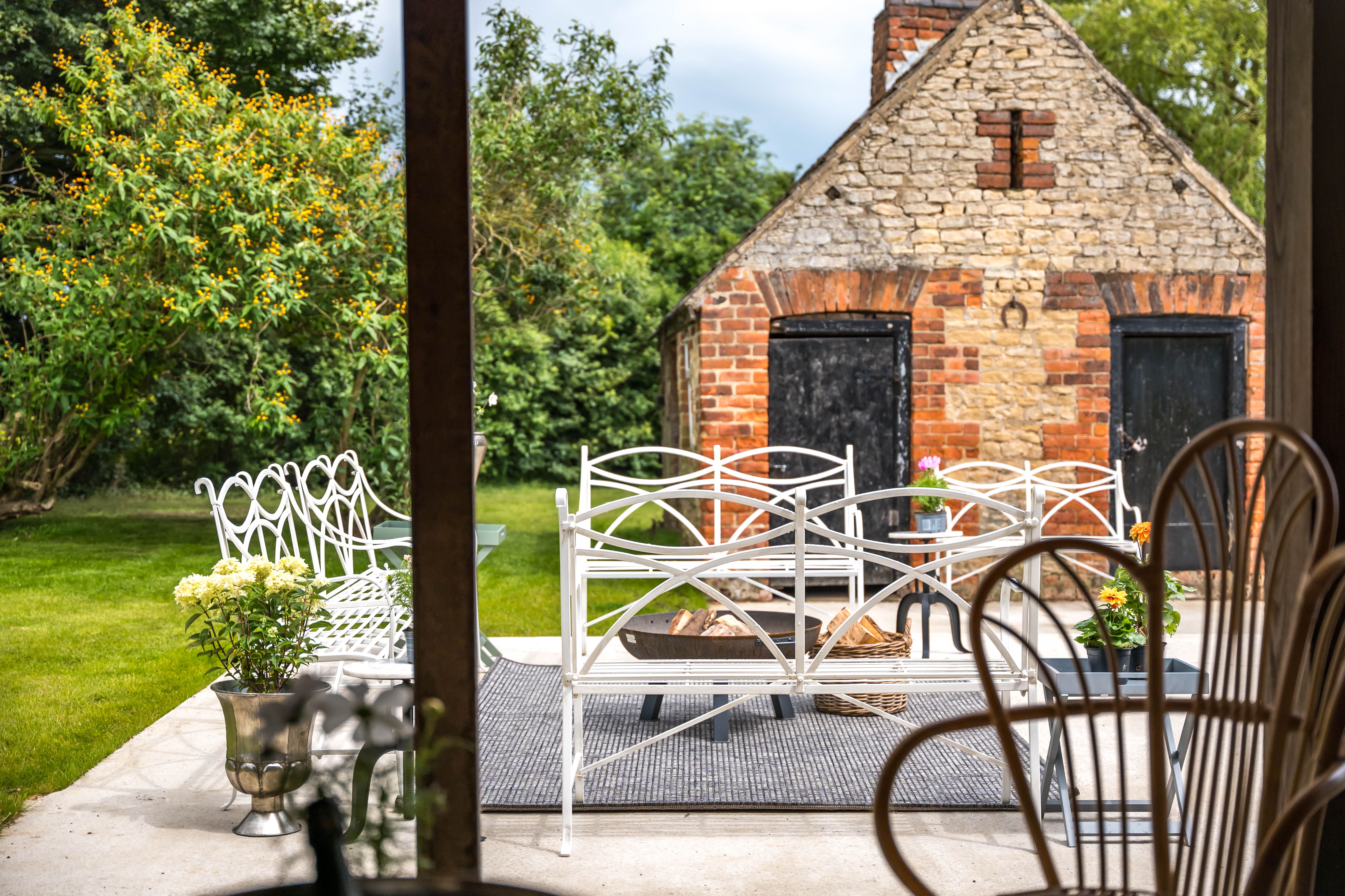 Ponies Rest Cottage: 6-Bedroom Victorian Cottage Rental North Lincolnshire with Hot Tub and Nature Reserve Views