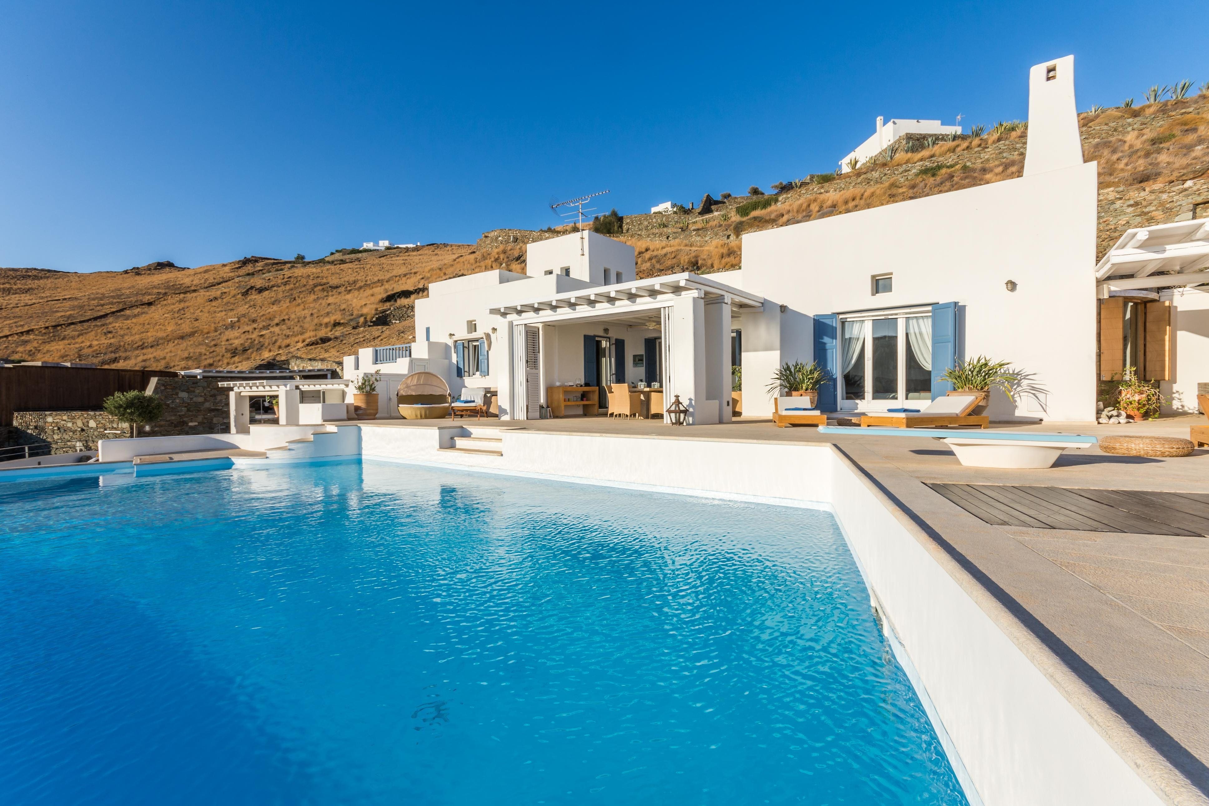 Pyrgos Aigaiou: Spacious 8-Bedroom Apartment with Infinity Pool, Tinos
