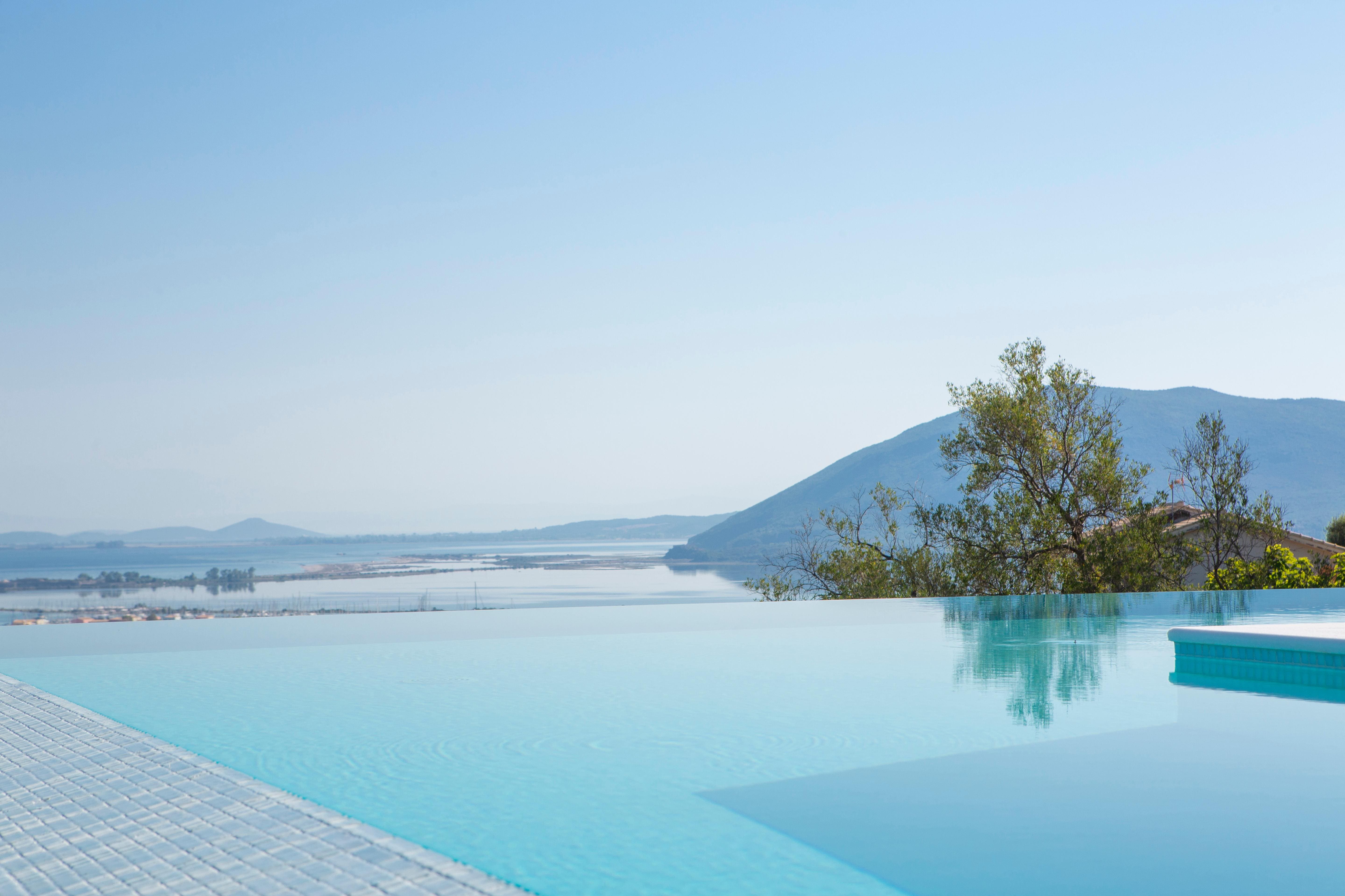 Pyrgos Kallisti Lefkada: Luxury Apartment with Infinity Pool and Sea Views, Lefkada