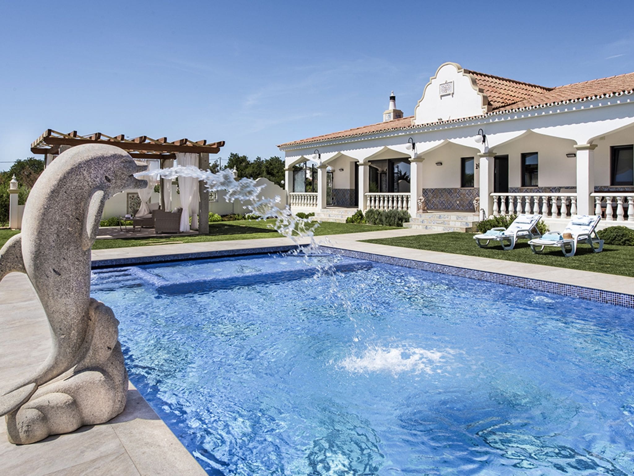 Quinta Alcoutim Paderne: Luxury 4-Bedroom Villa with Private Pool and Hot Tub in Portuguese Countryside