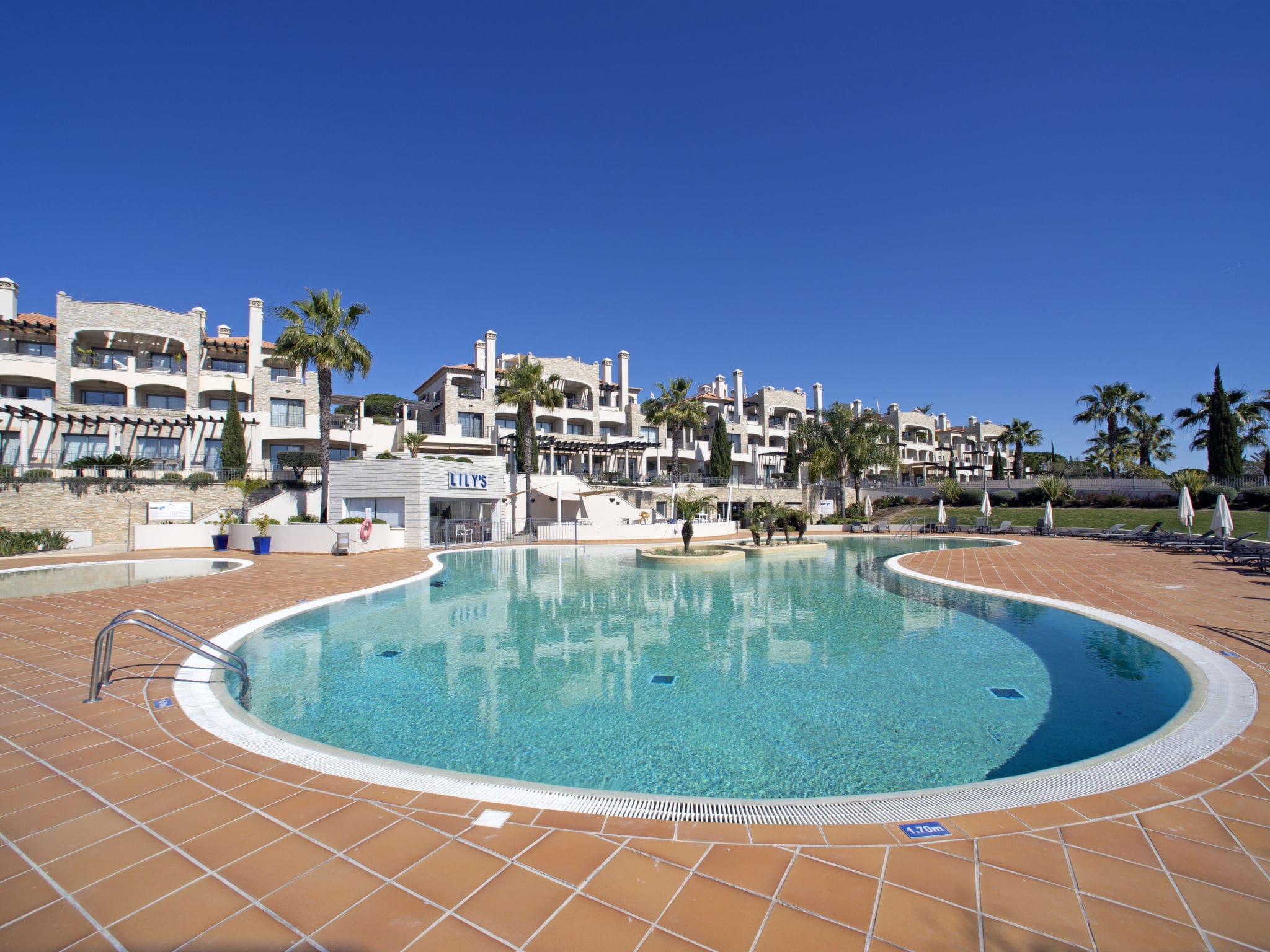 Quinta Amendoeira Vilamoura: Sophisticated 2-Bedroom Apartment with Resort Pool Access and Modern Amenities in Vilamoura Algarve